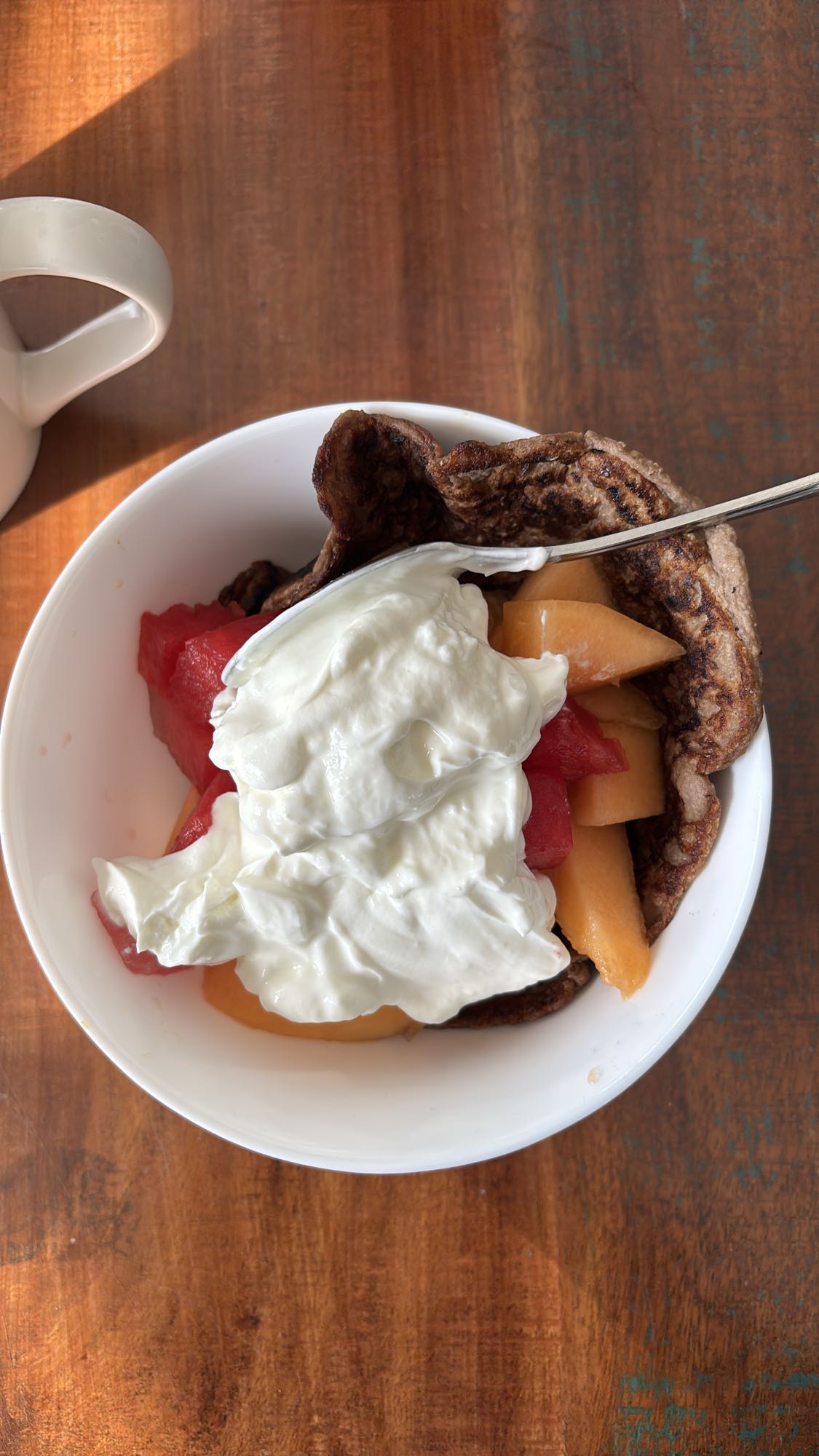 Bol de fruits, crêpe, yaourt