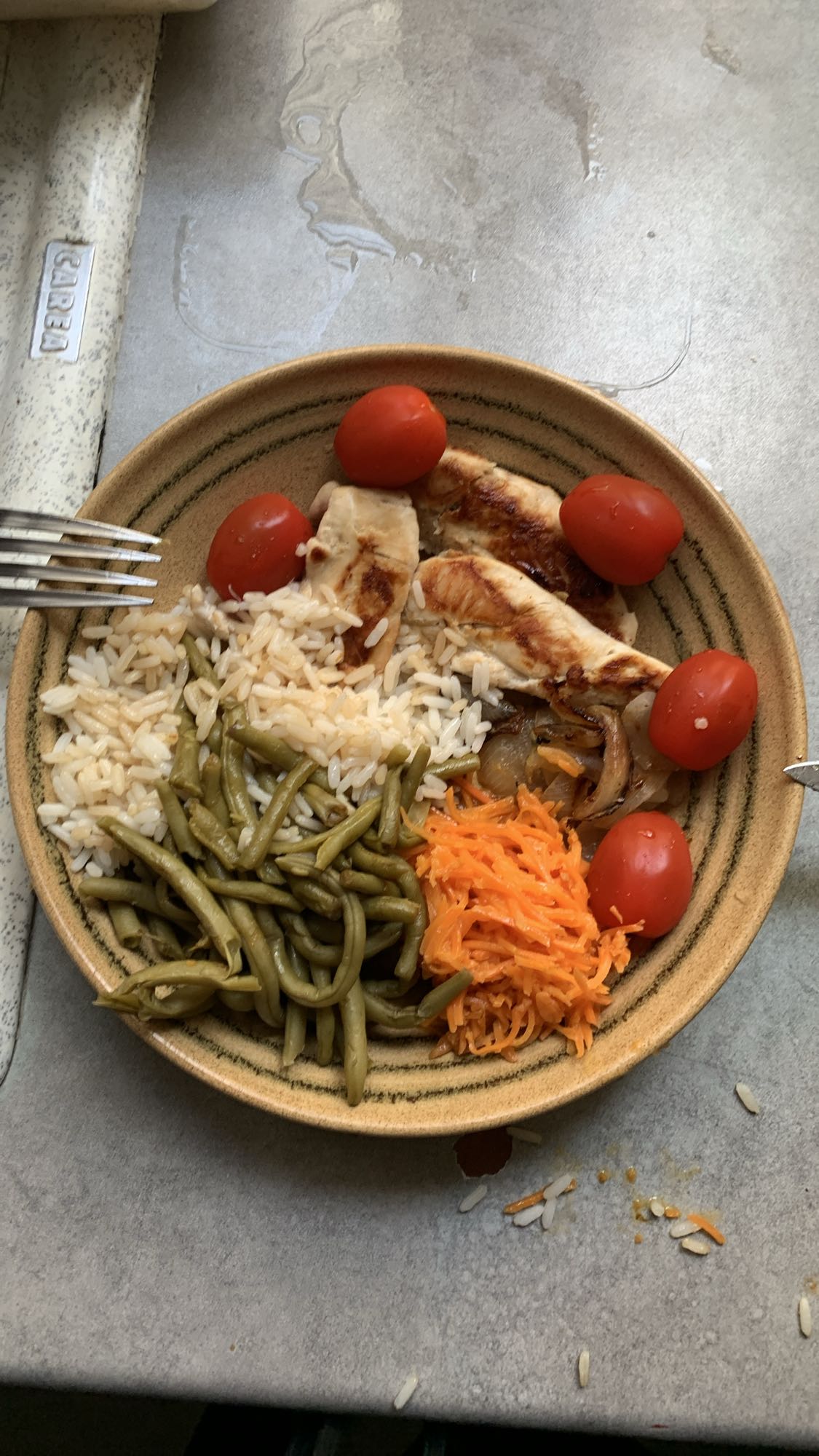 Assiette poulet légumes riz