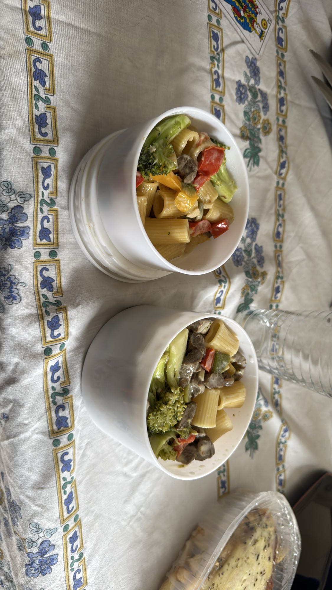 Pasta con verduras y lomo
