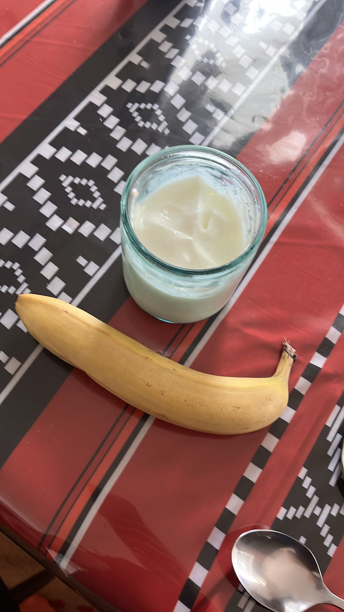 Банан с кисело мляко