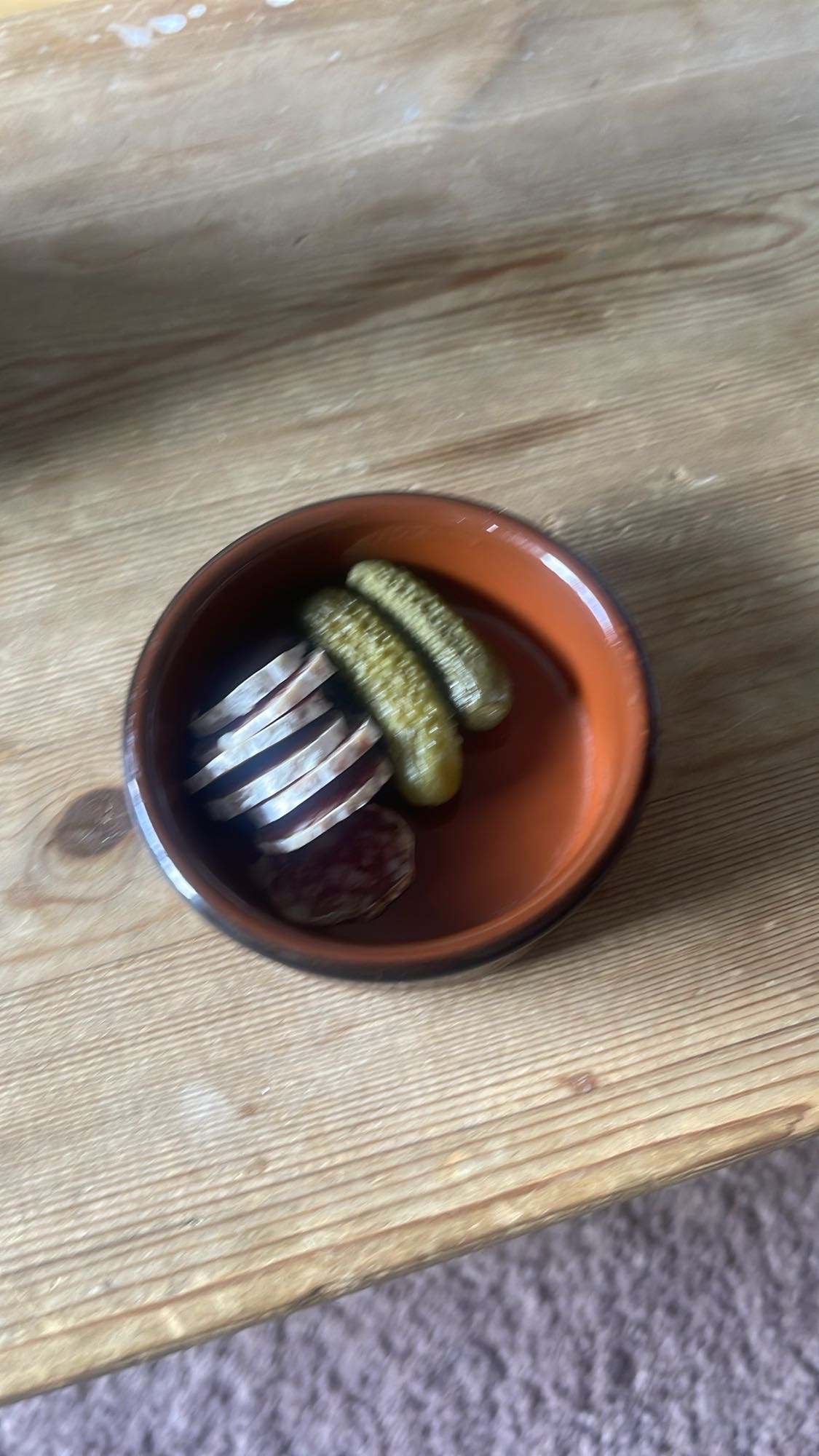 Salami och inlagd gurka