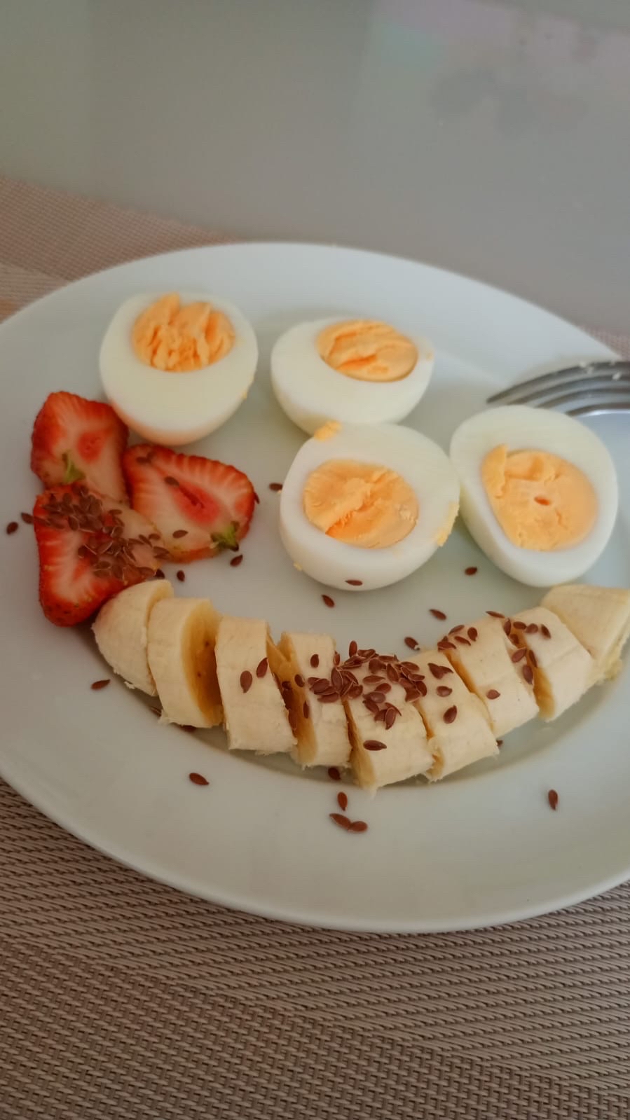 Café saudável com ovos e frutas