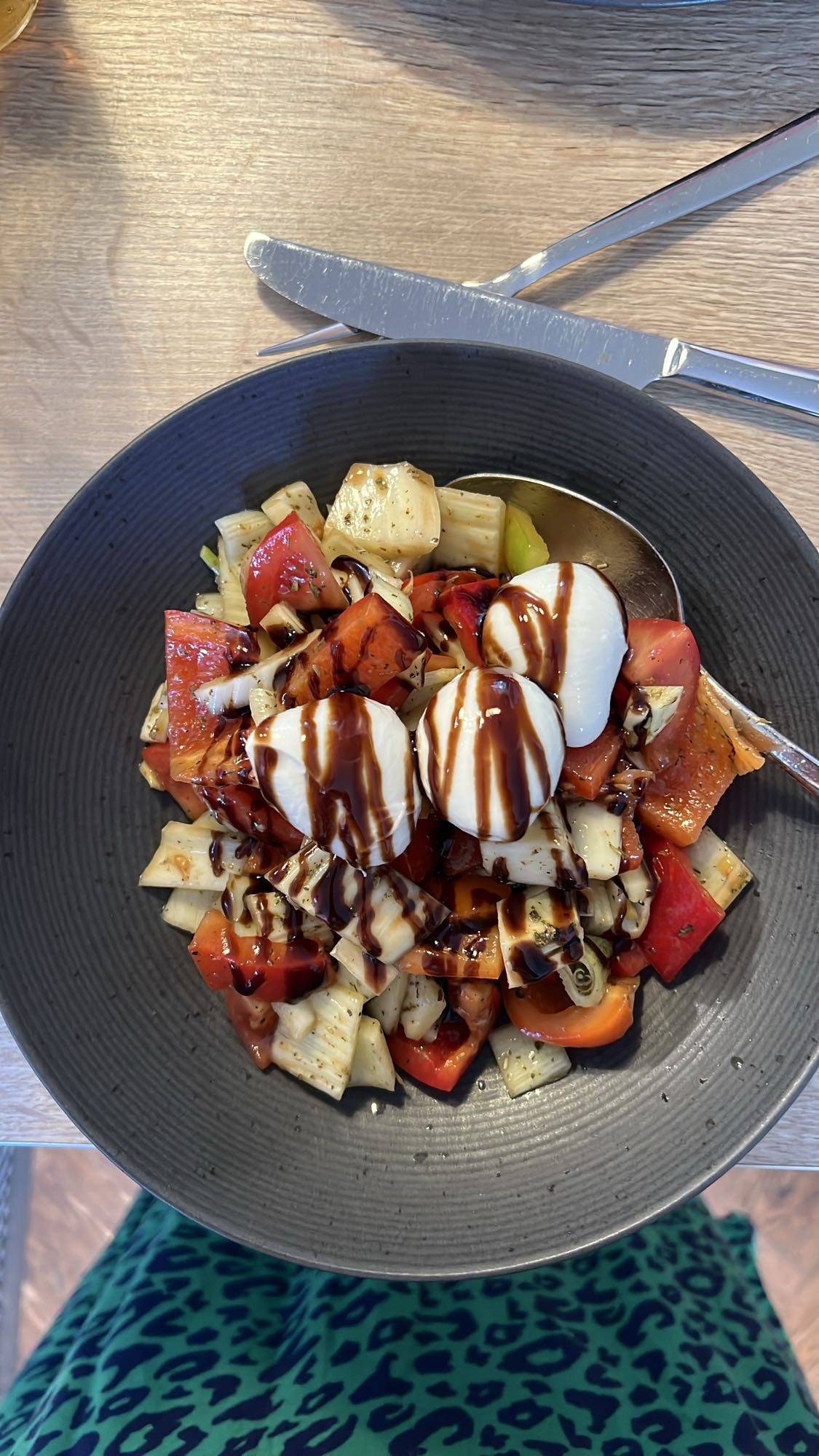 Mozzarella Paprika Salat