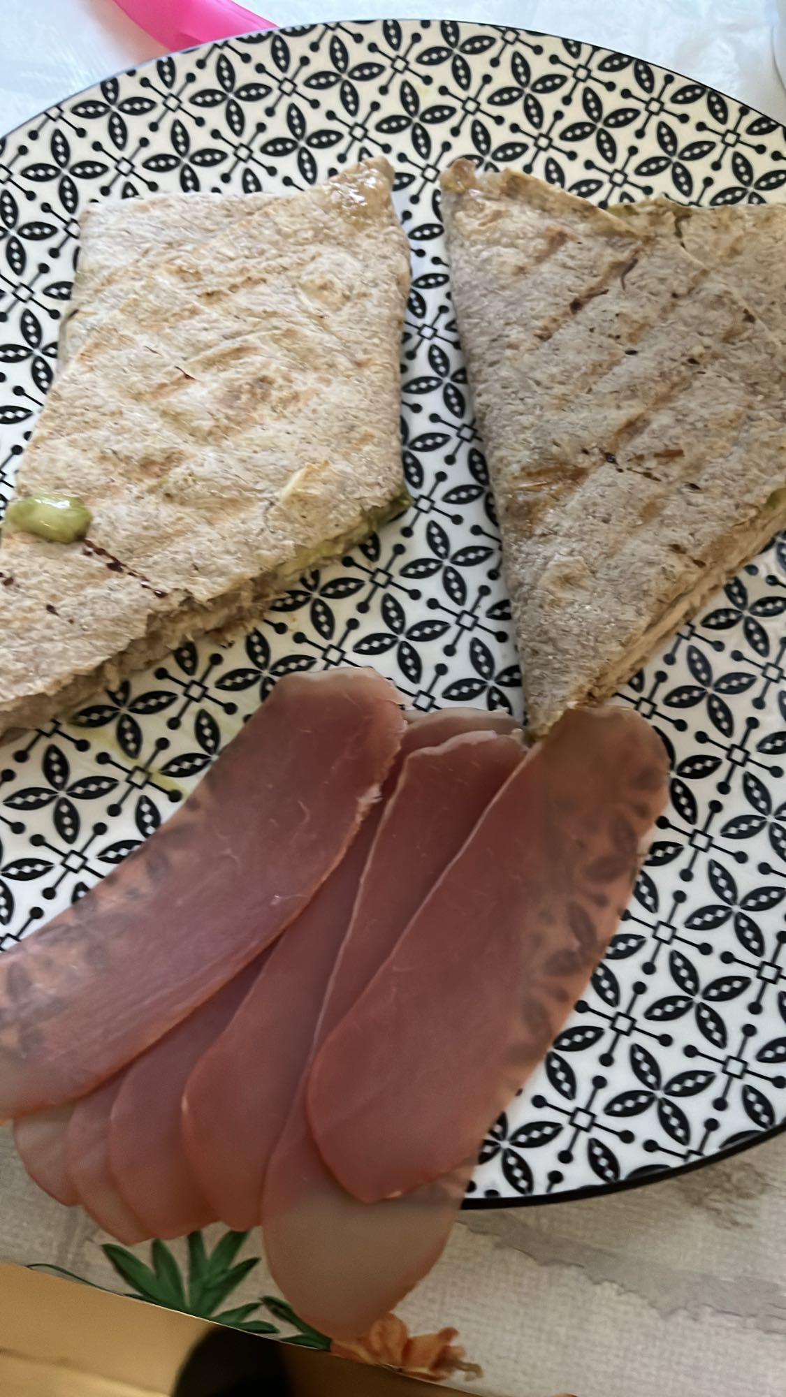 Пълнозърнеста тортиля с пуешко