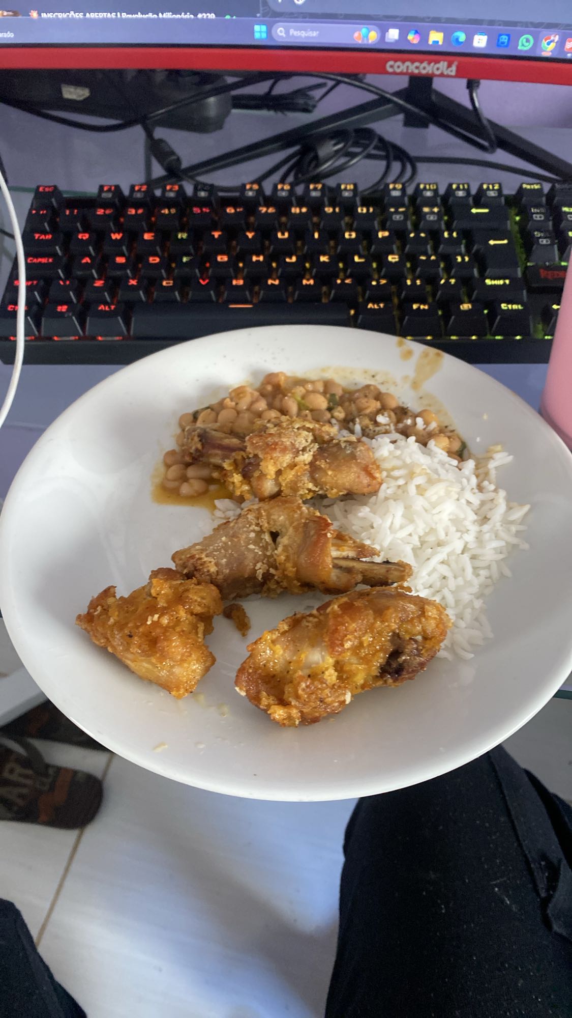 Frango com arroz e feijão