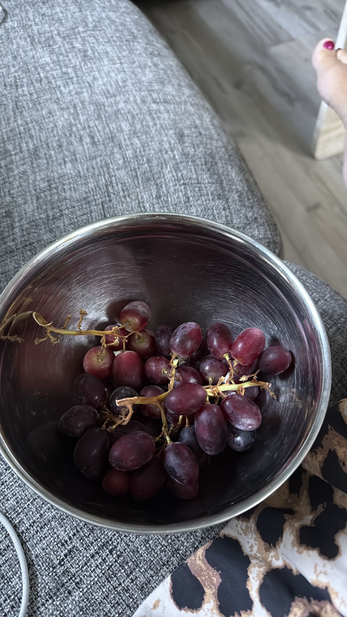 Skål med röda druvor