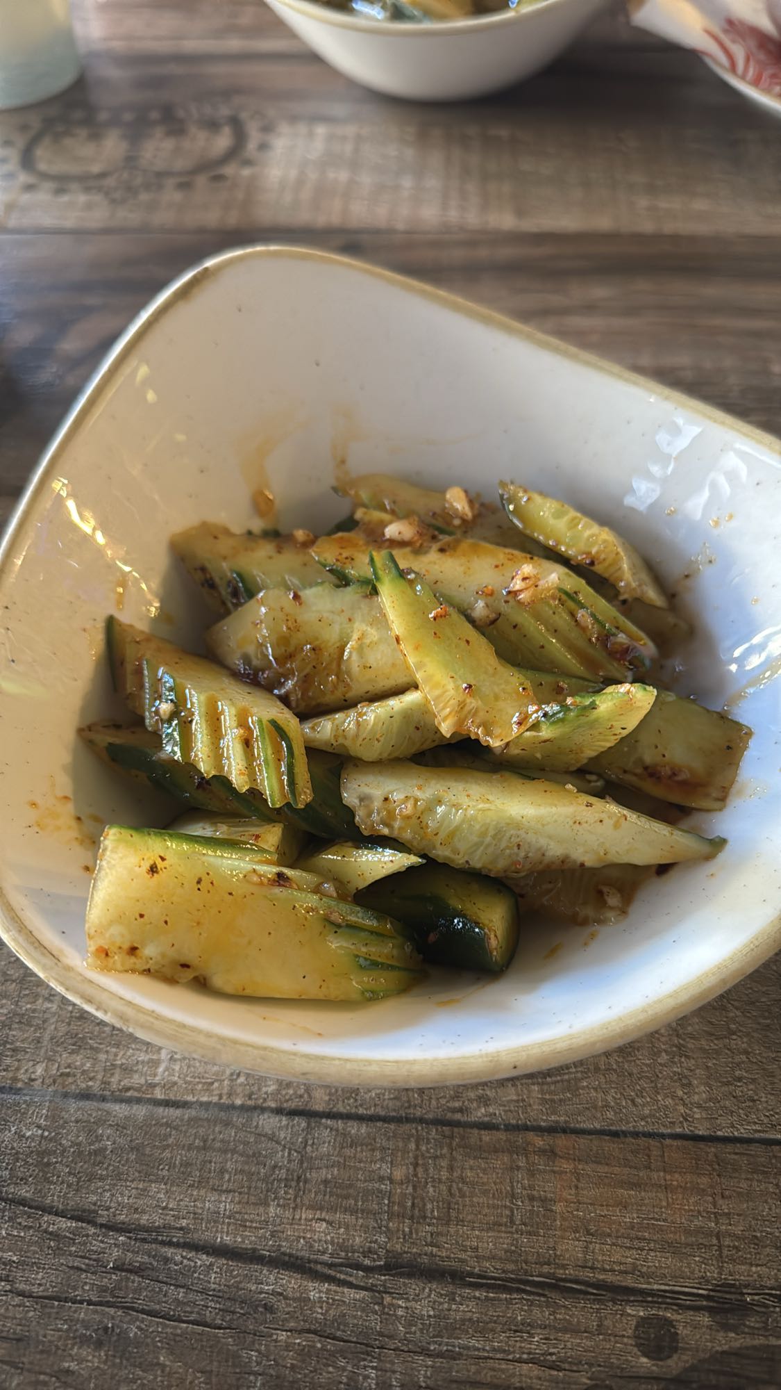 Spicy komkommer salade