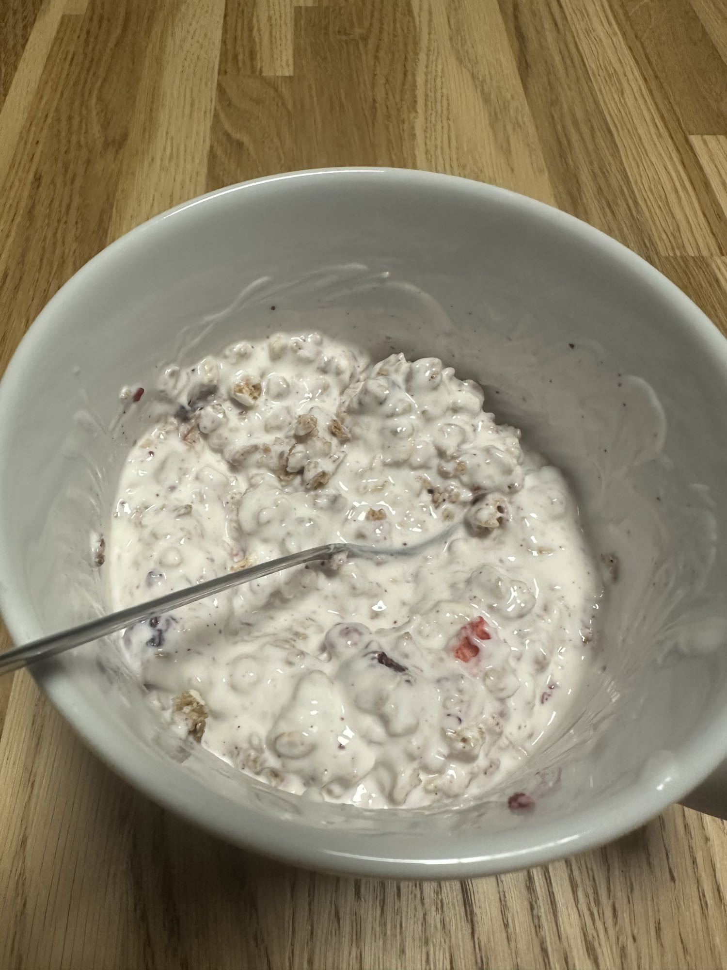 jogurt z musli i owocami