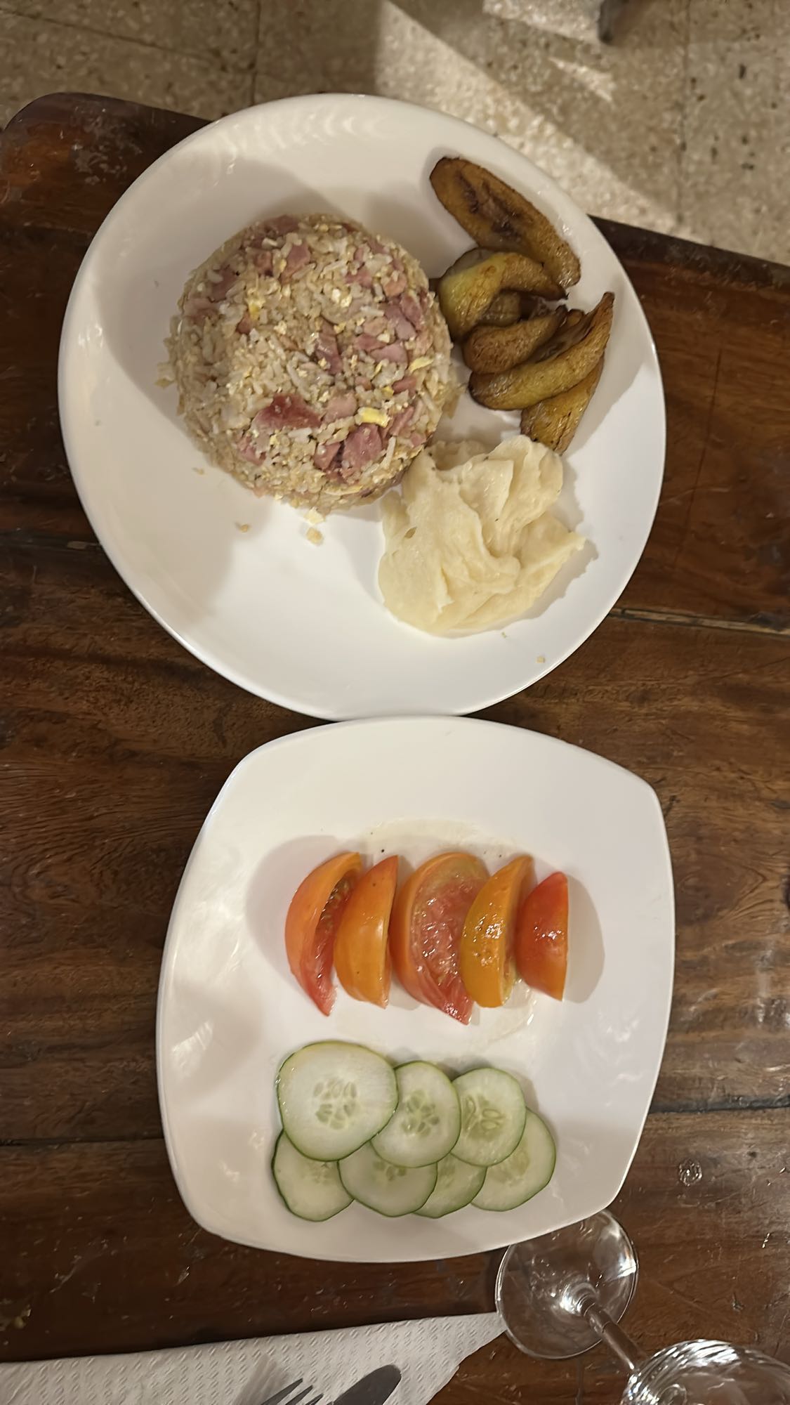 Arroz mixto con plátano y ensalada