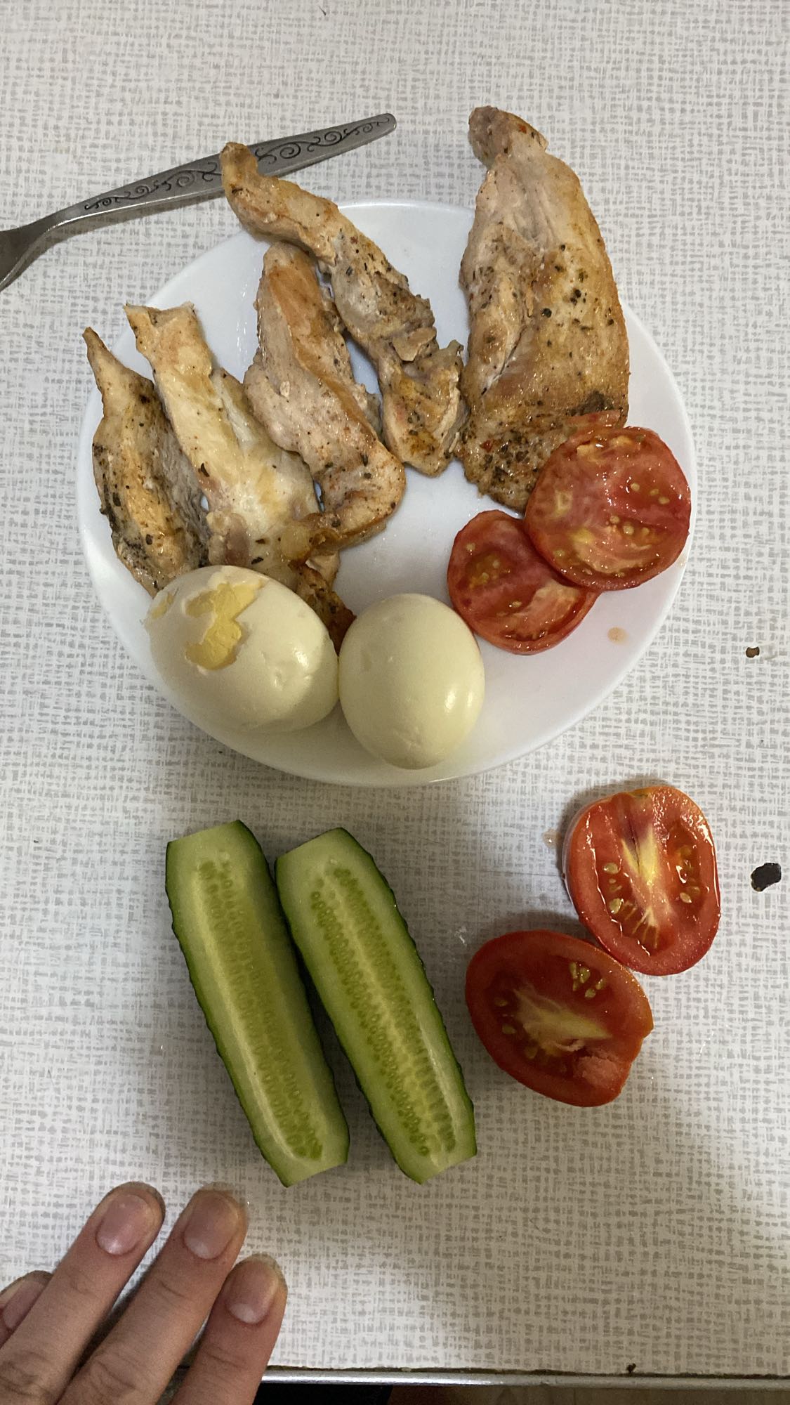 Курица, яйца и овощи