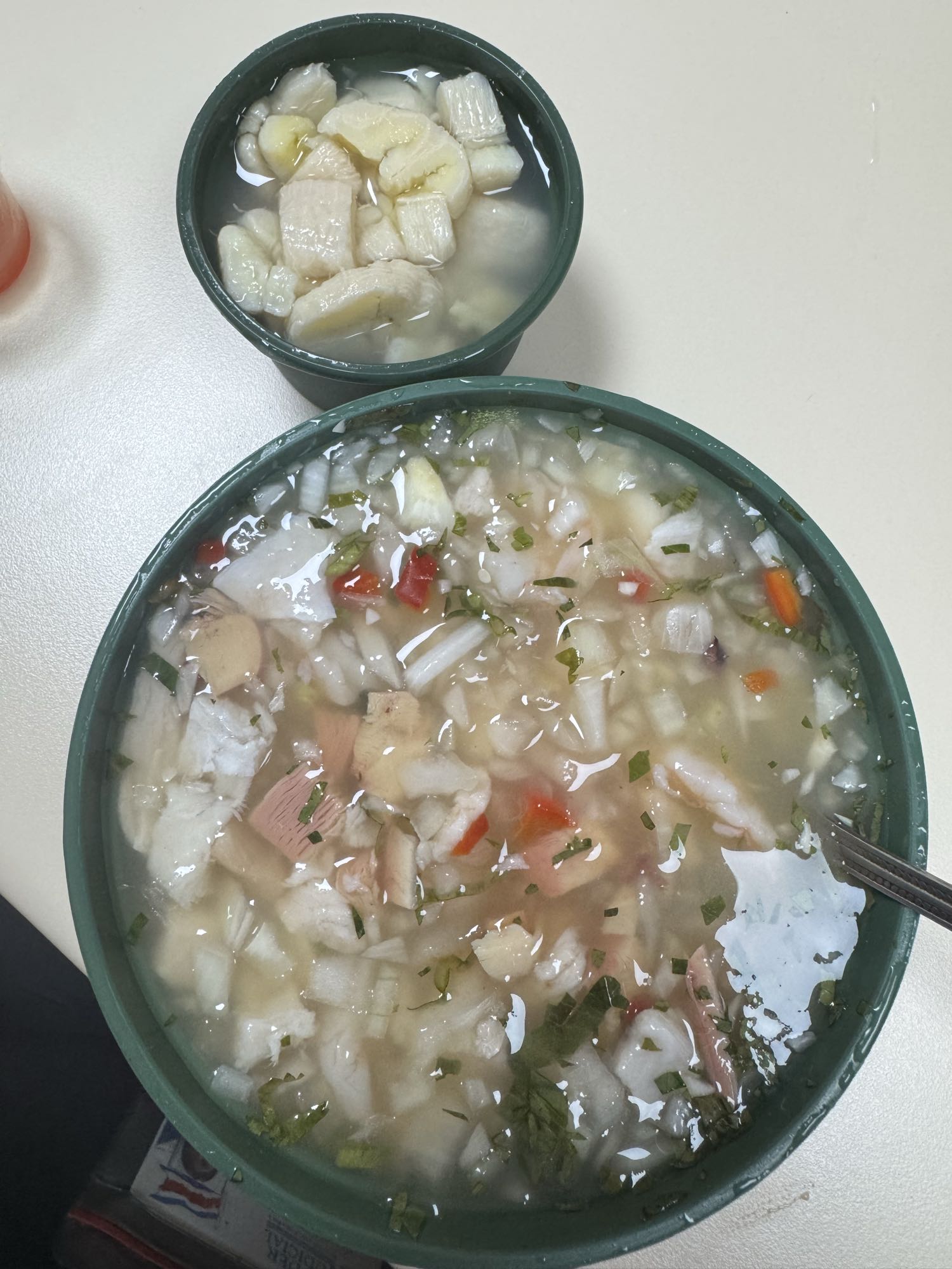 ceviche de pescado, pulpo y camarón con banano verde cocido