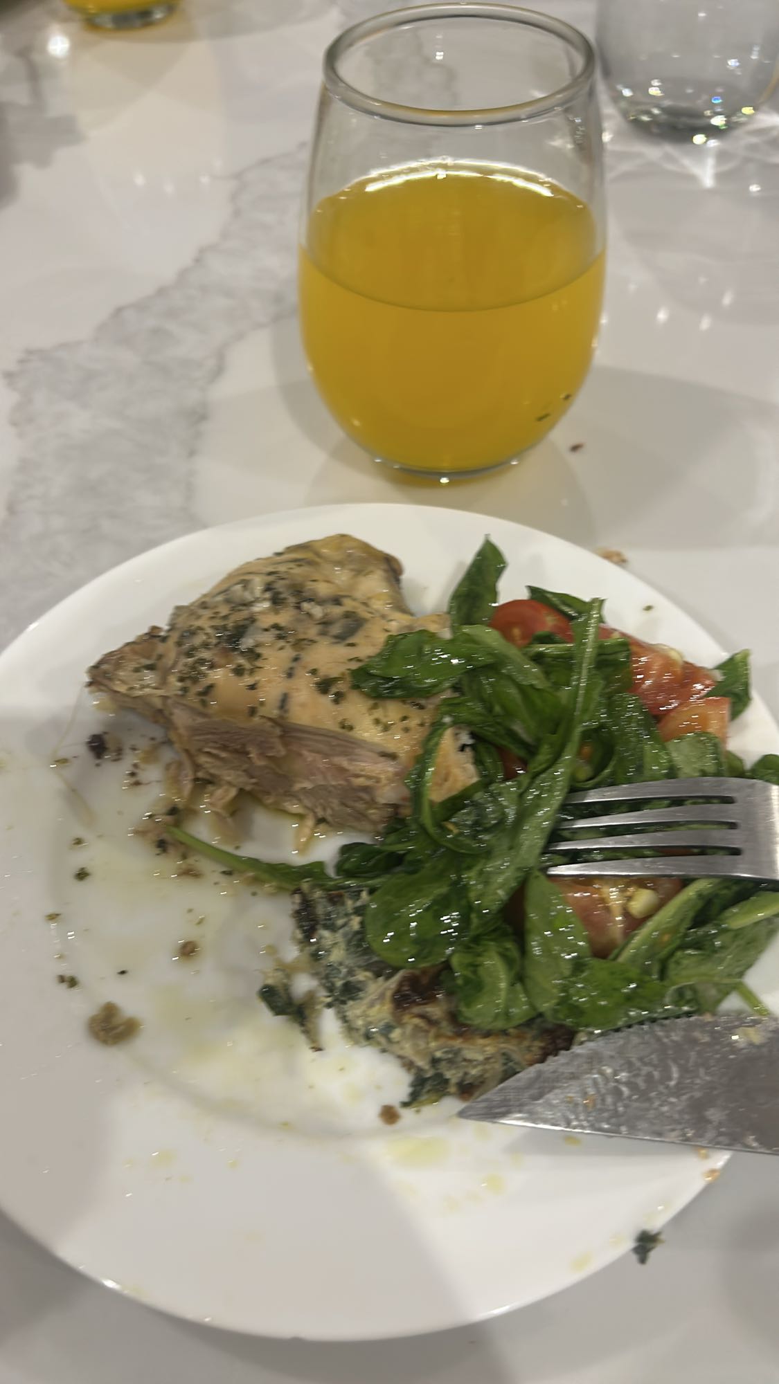 Pollo con ensalada y jugo