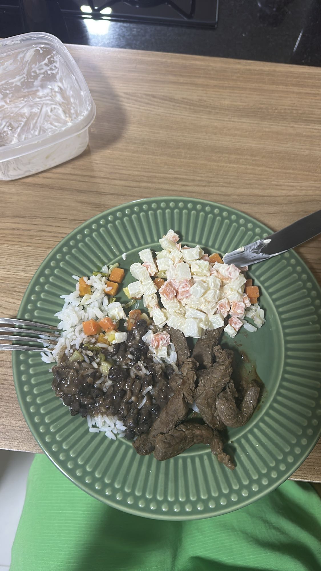 Arroz, carne e salada