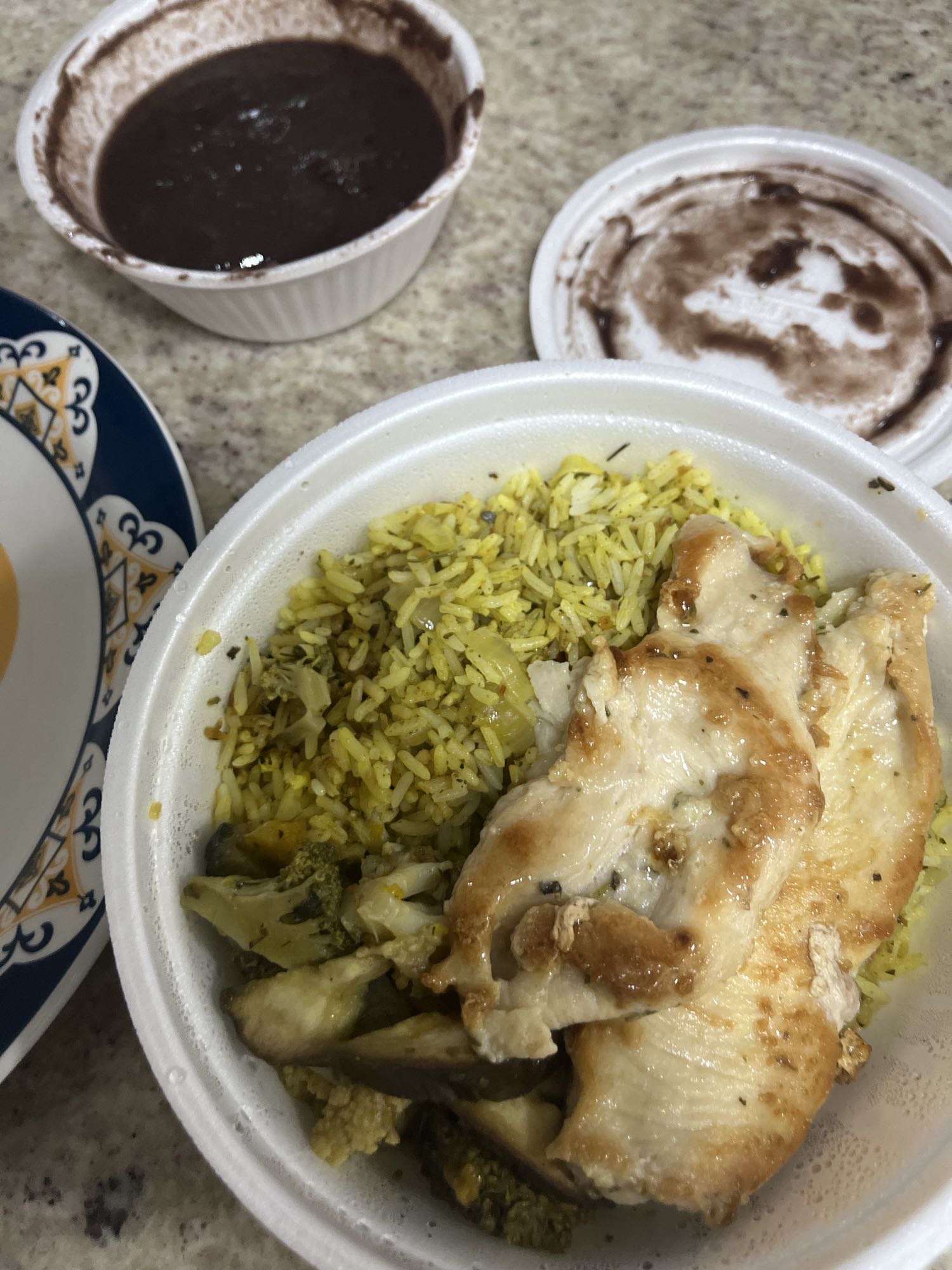 Frango com arroz e legumes