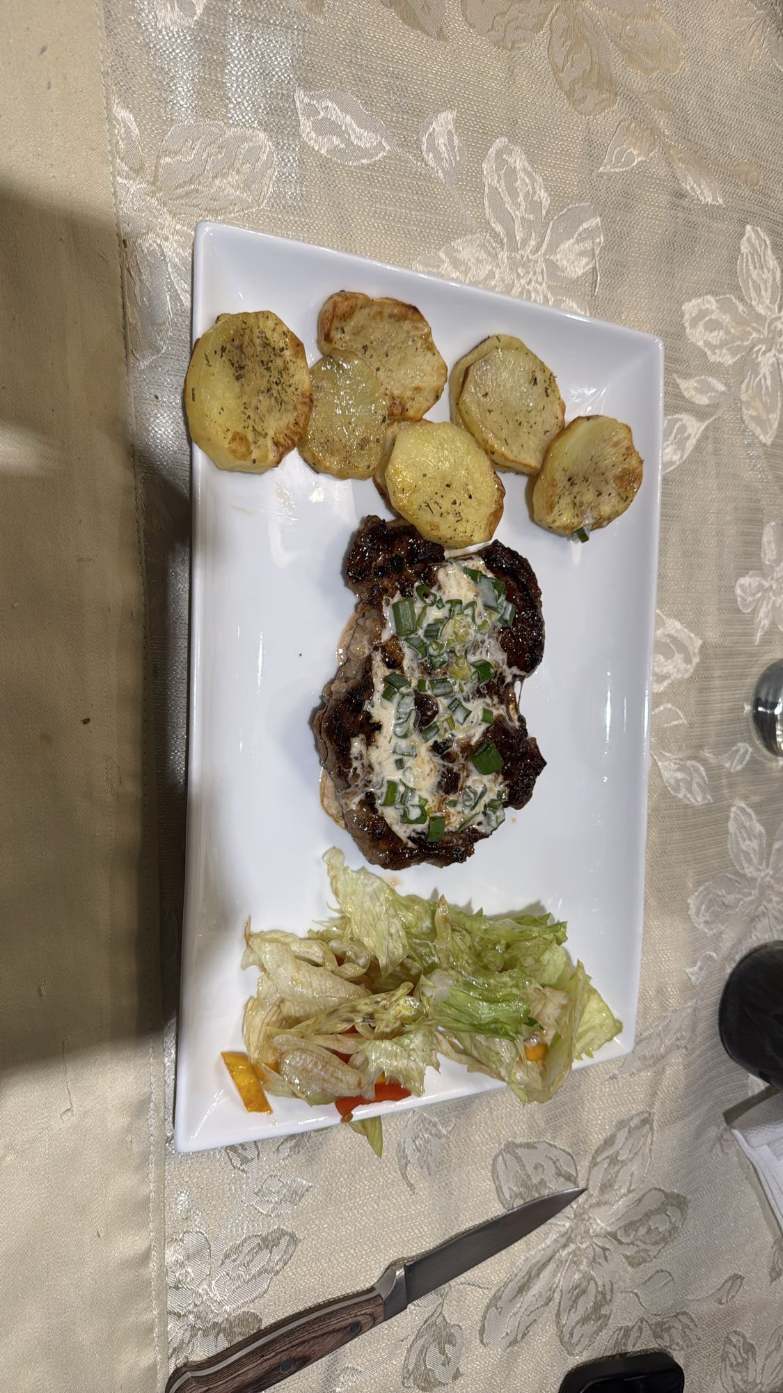 Carne con papas y ensalada