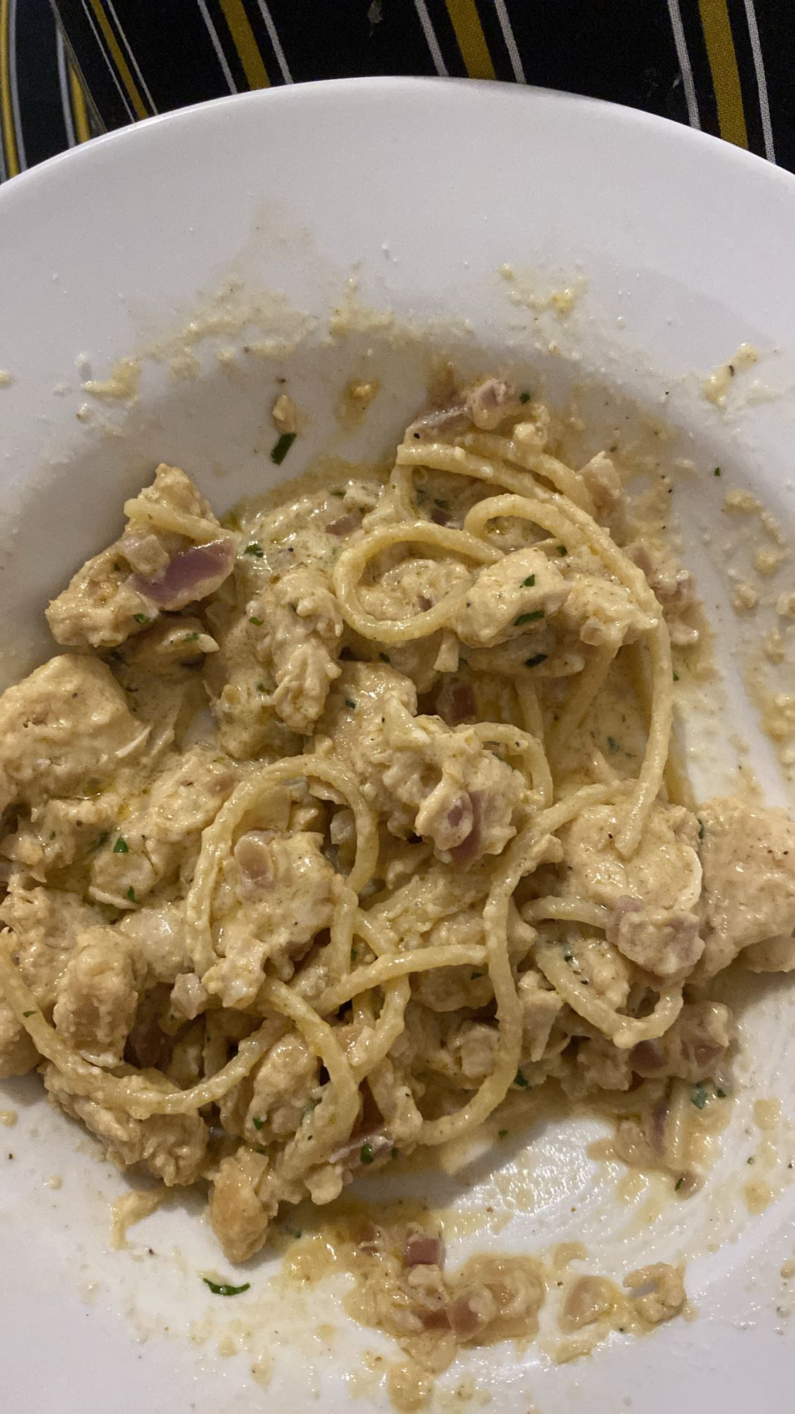 Pasta con pollo cremoso