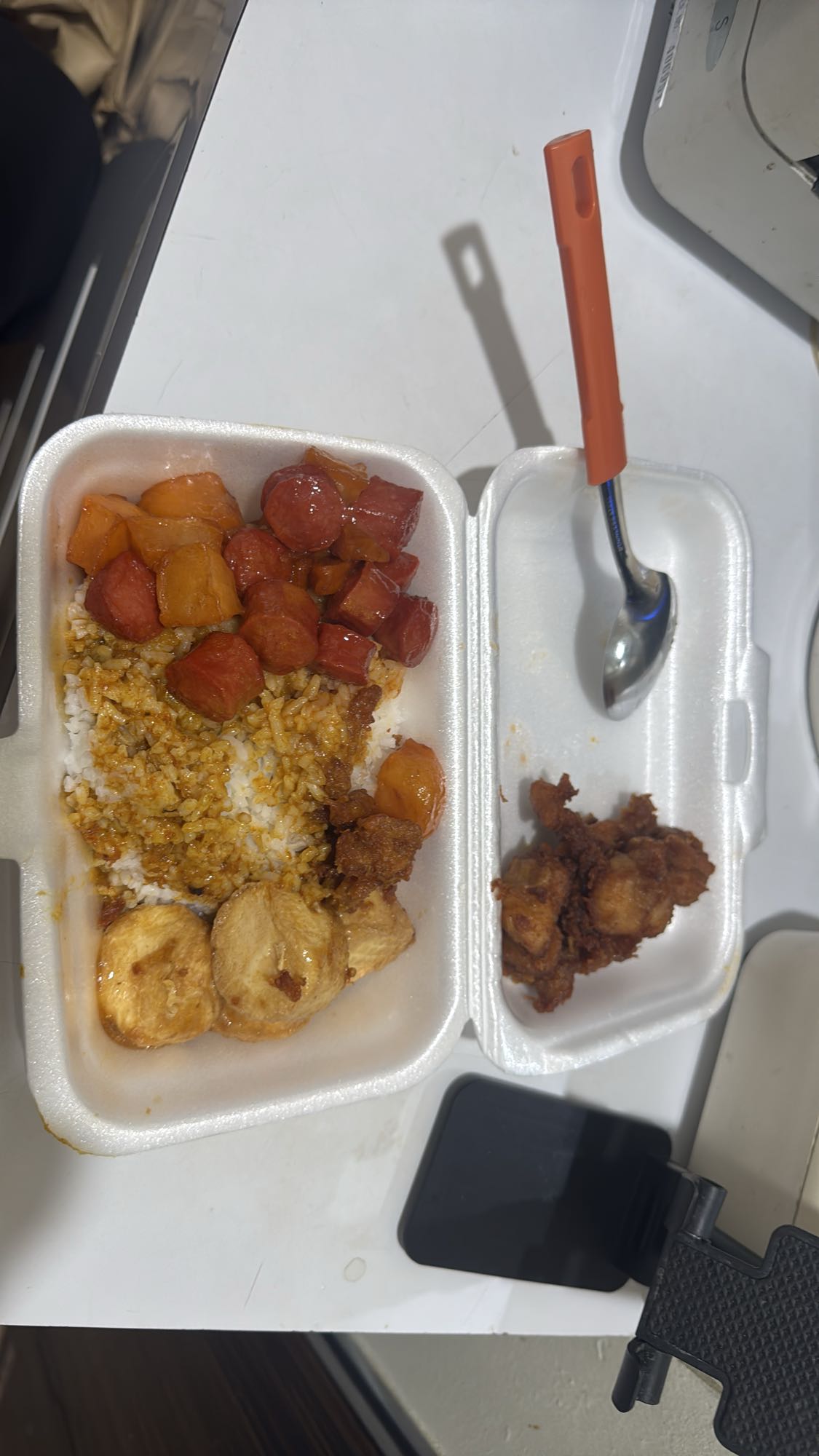 Rice with sausage and fried chicken