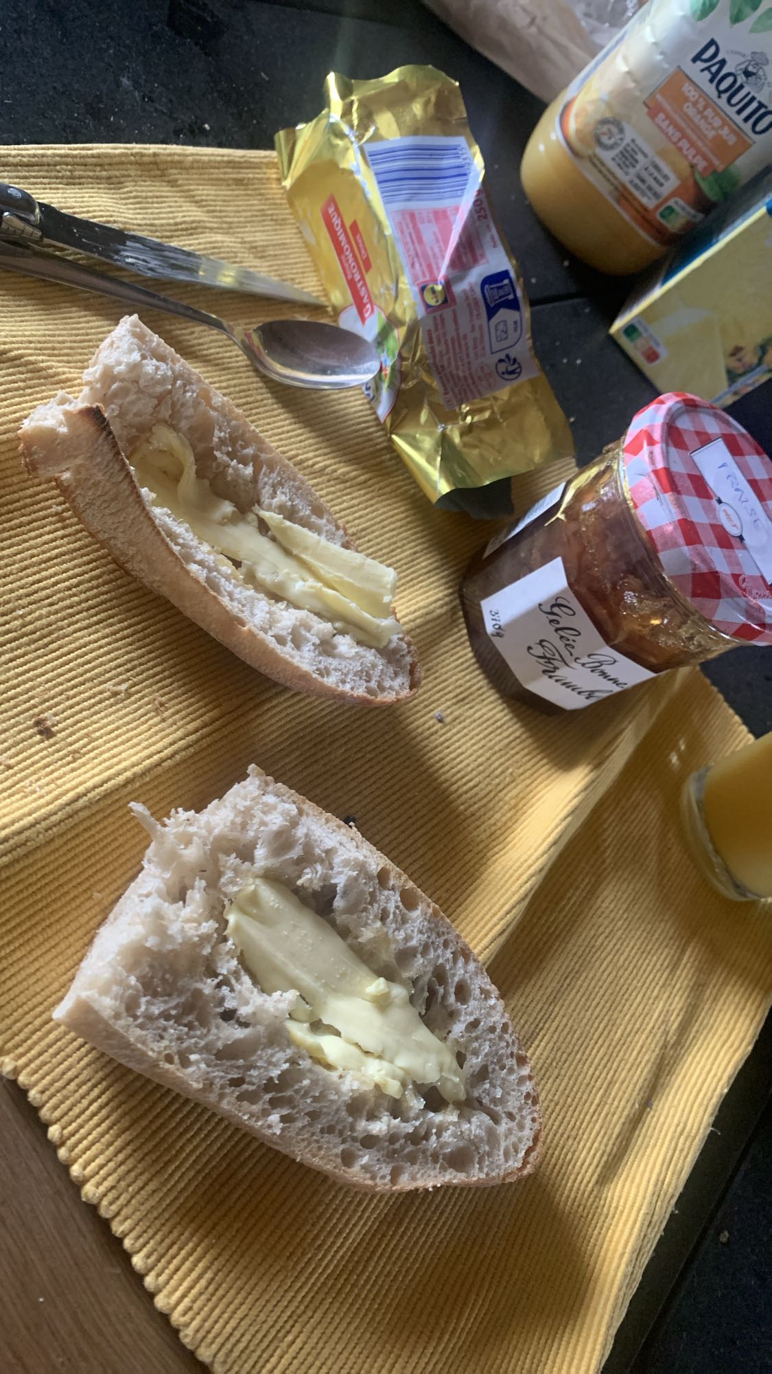 Baguette beurre confiture