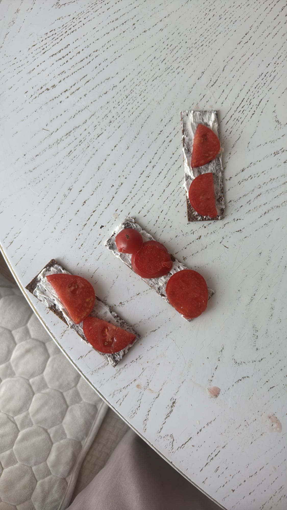 Хрустящие хлебцы с помидором