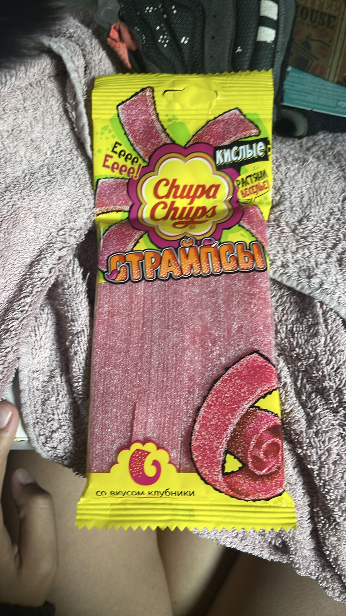 Кислые клубничные стрипсы