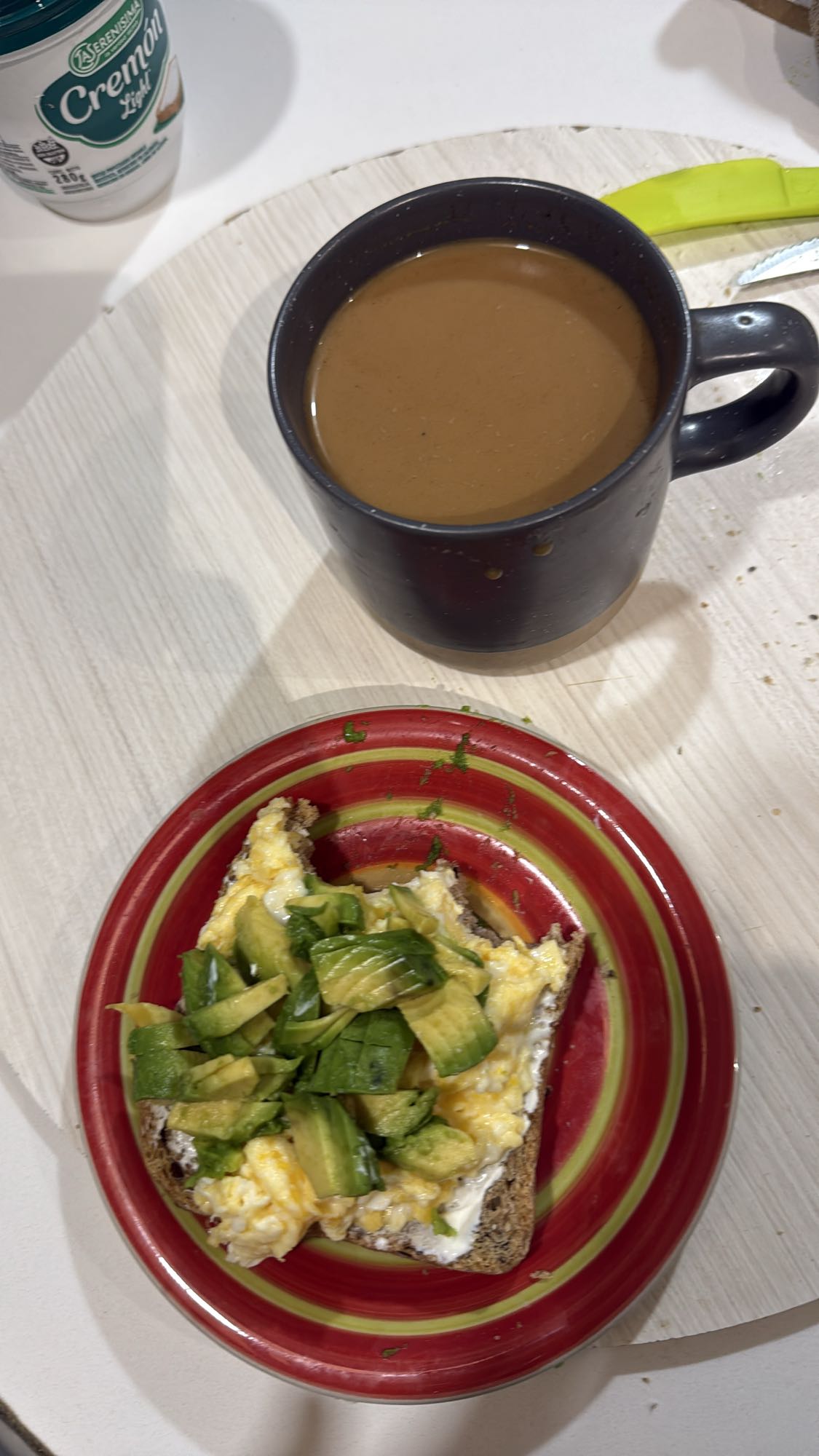 Tostada con huevo y café