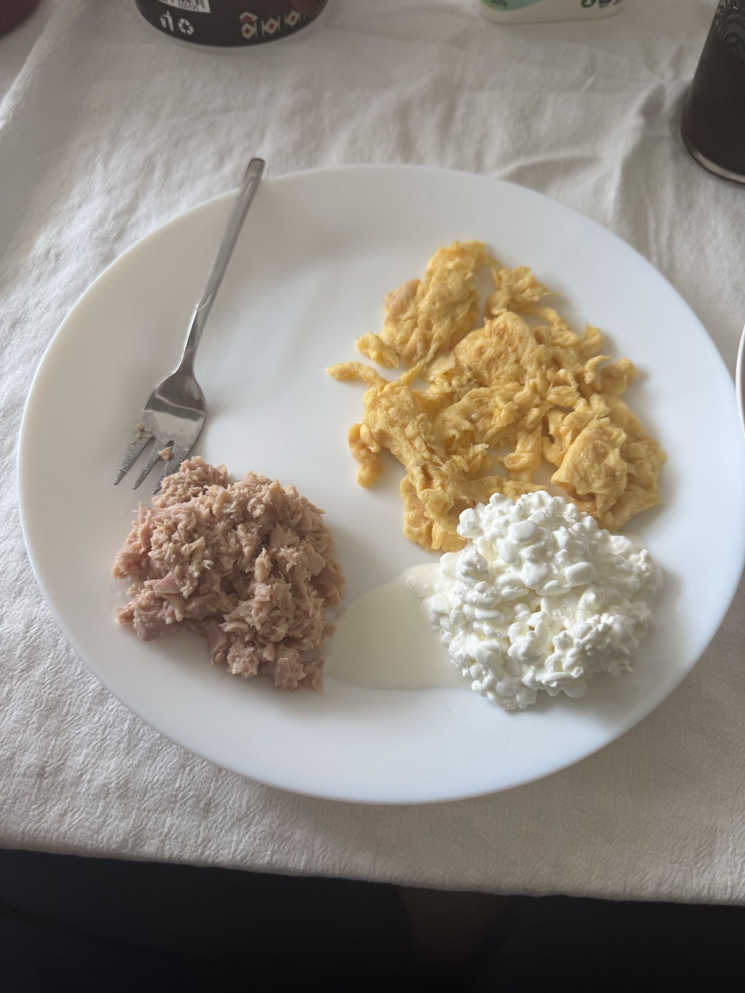 Tonfisk, äggröra & keso