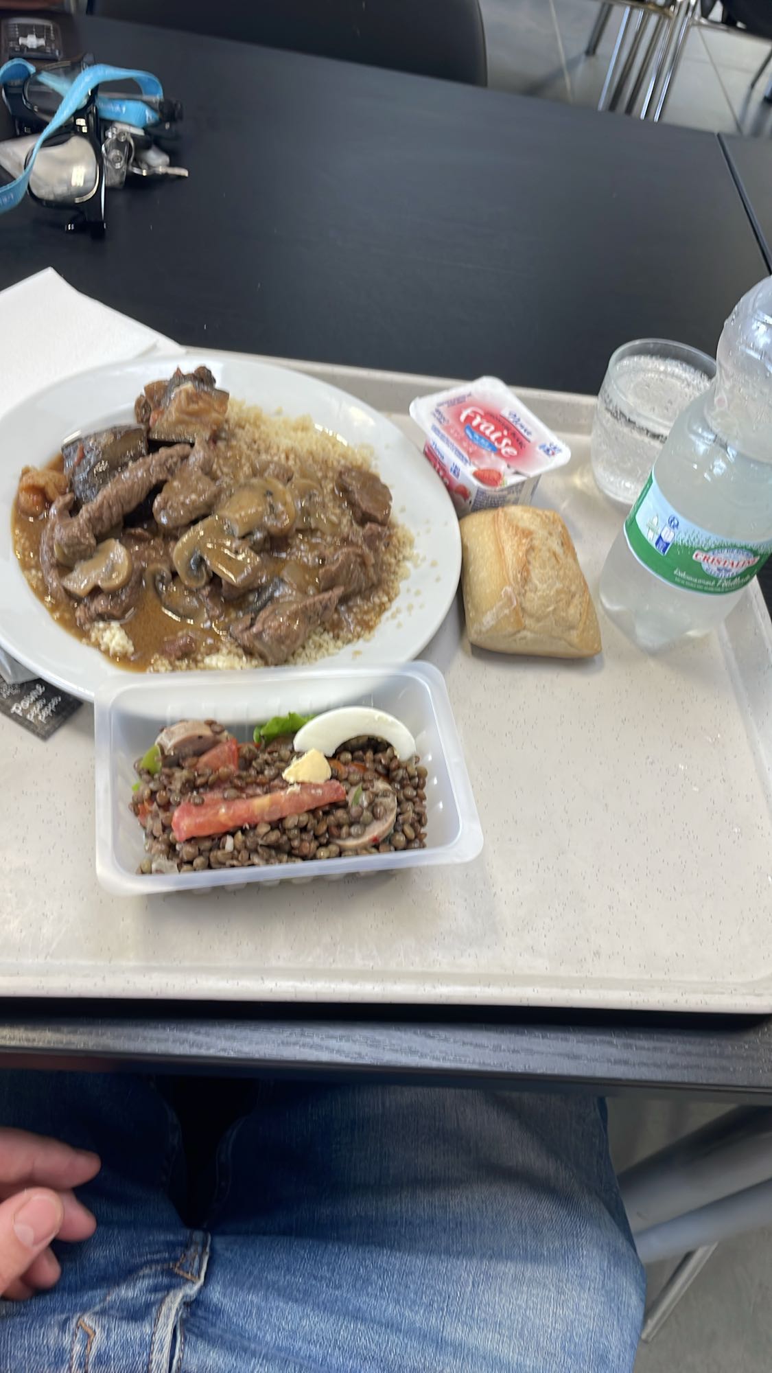 Déjeuner cantine bœuf et lentilles