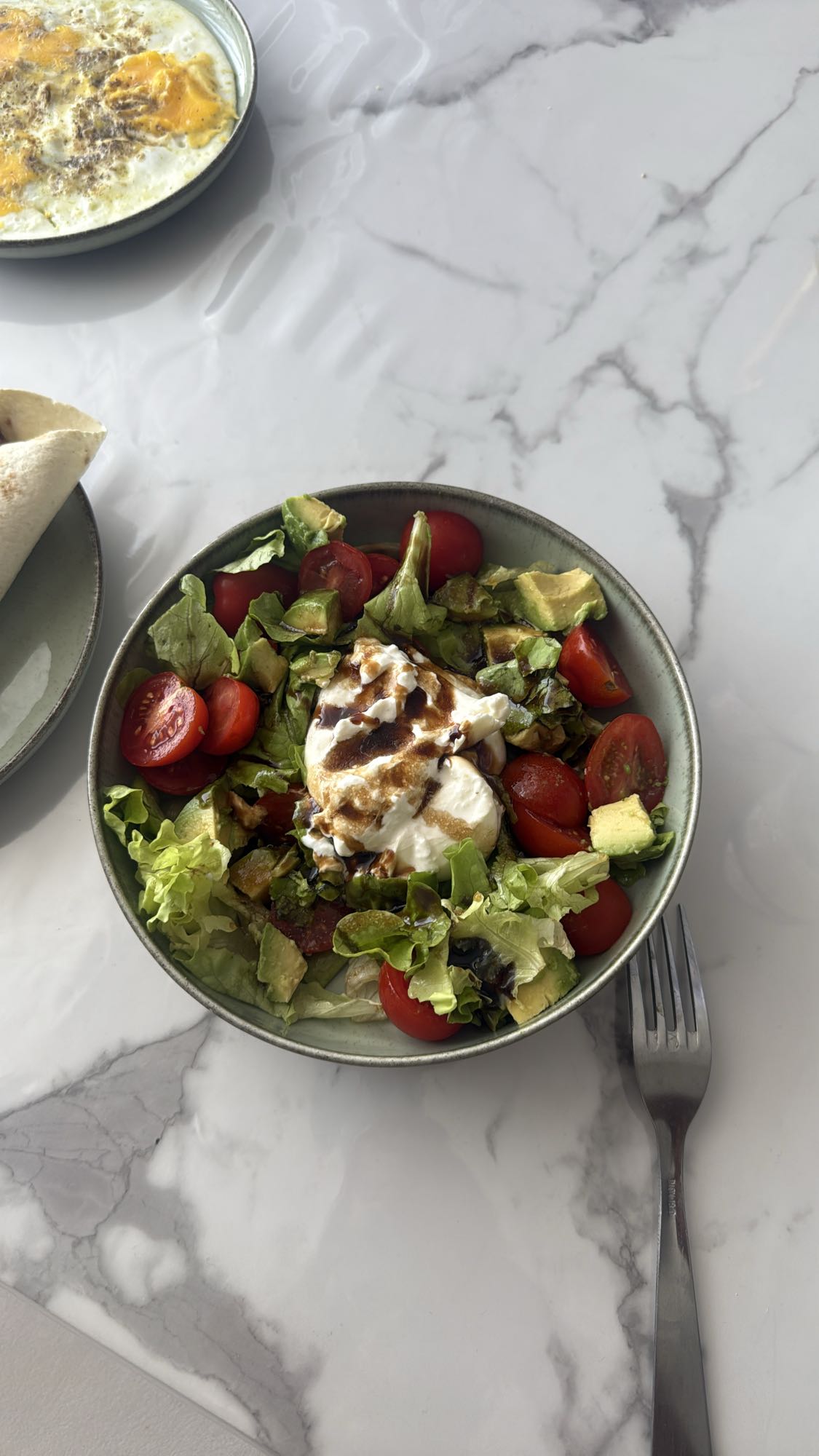 Salade avocat burrata