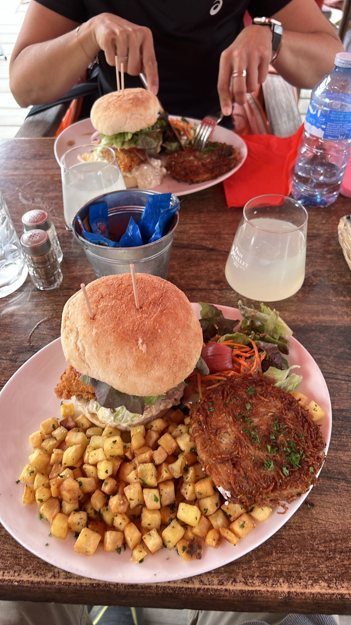 Burger et pommes rissolées