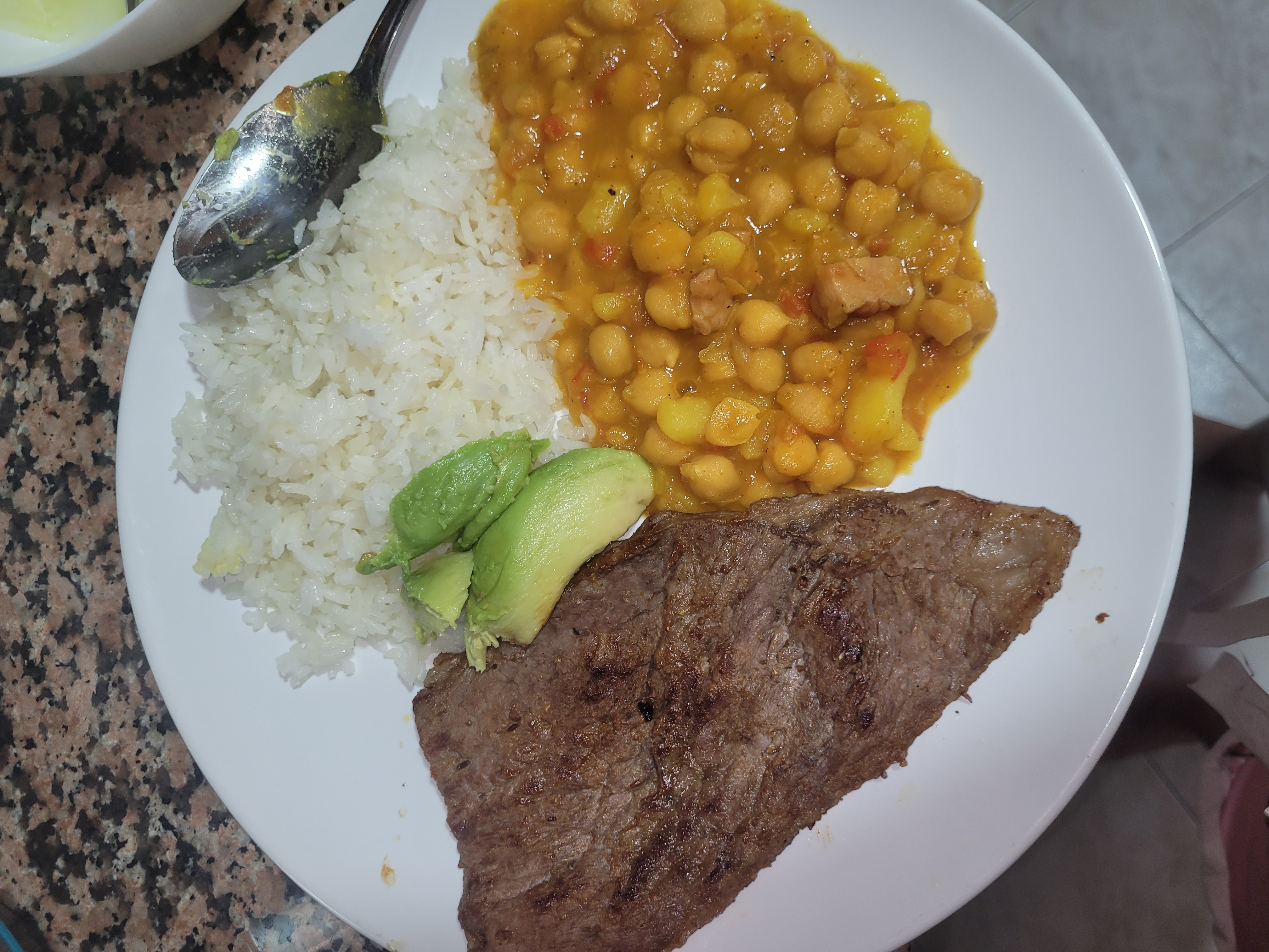 Carne con arroz y garbanzos