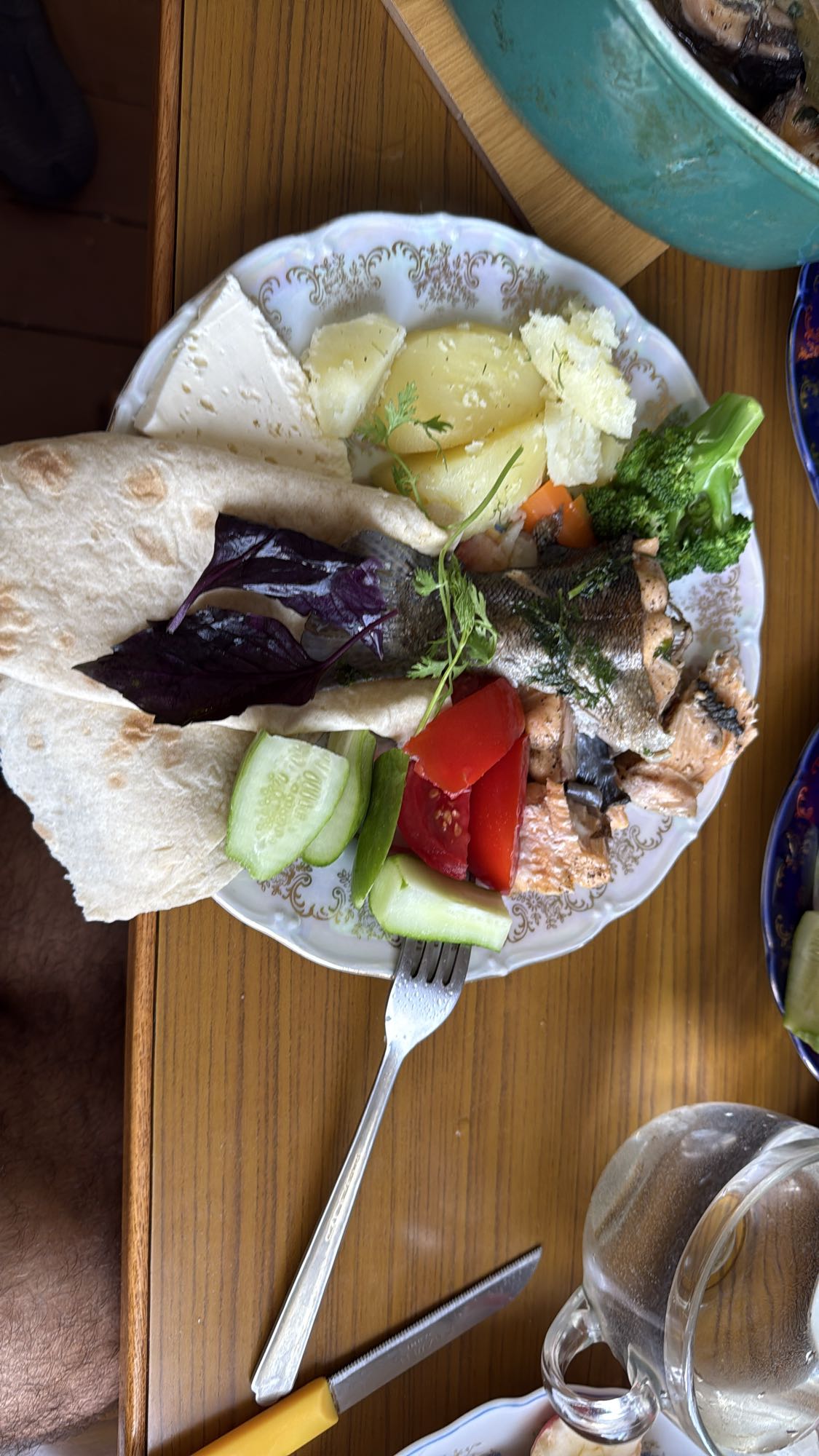 Fish with veggies and bread