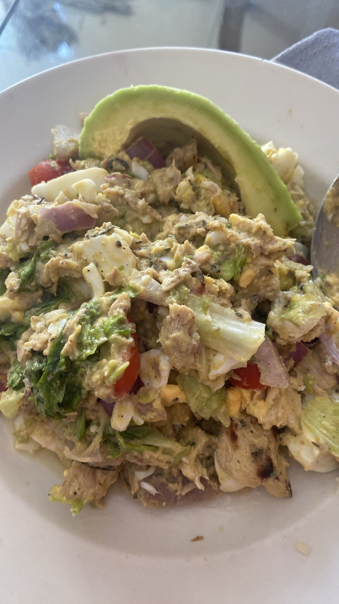 ensalada de atún y aguacate