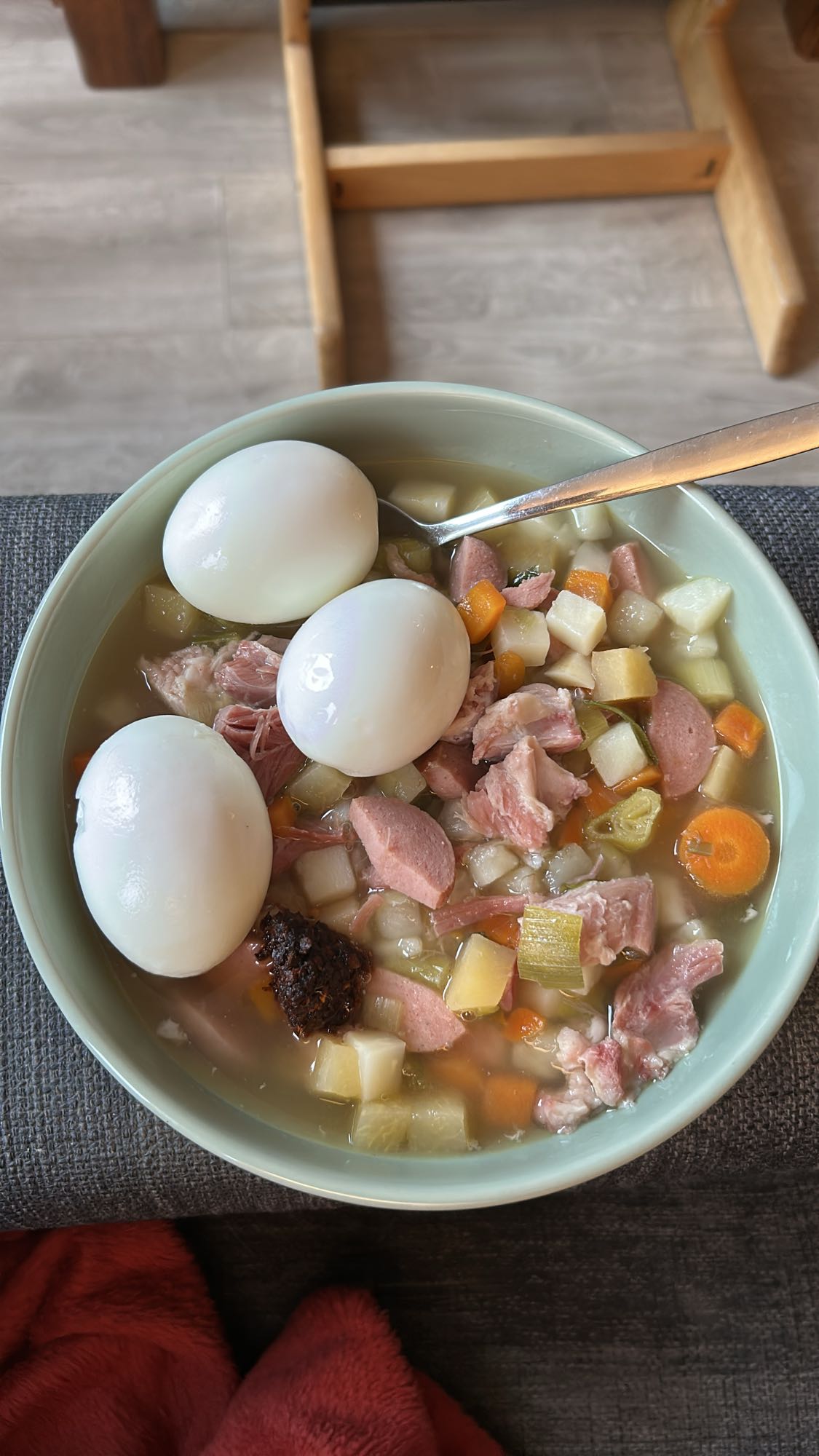 Kjøttsuppe med egg