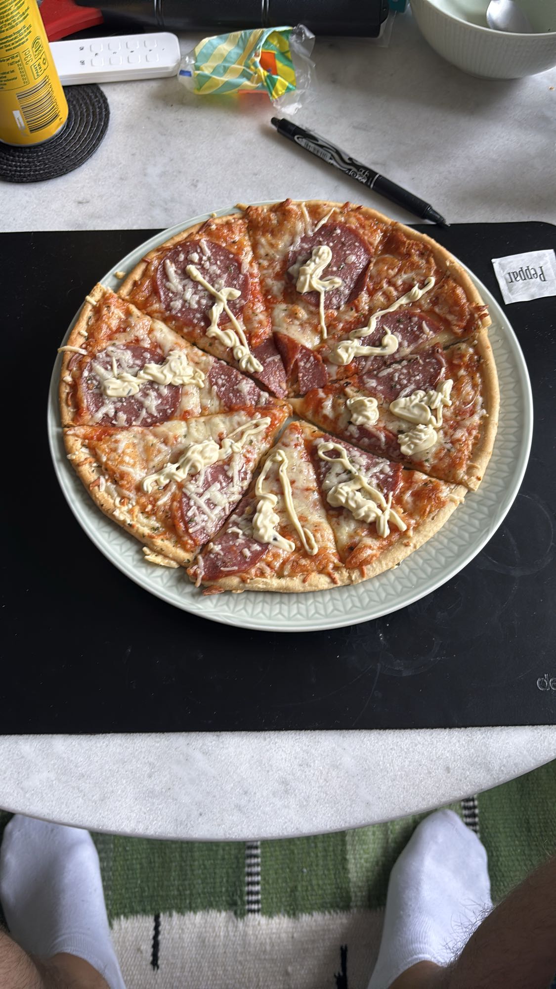 Salamipizza med majonnäs