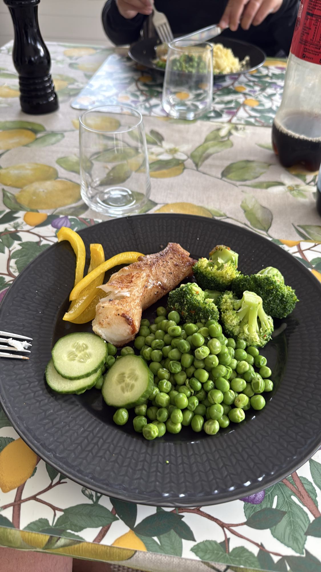 Fisk med grönsaker tallrik