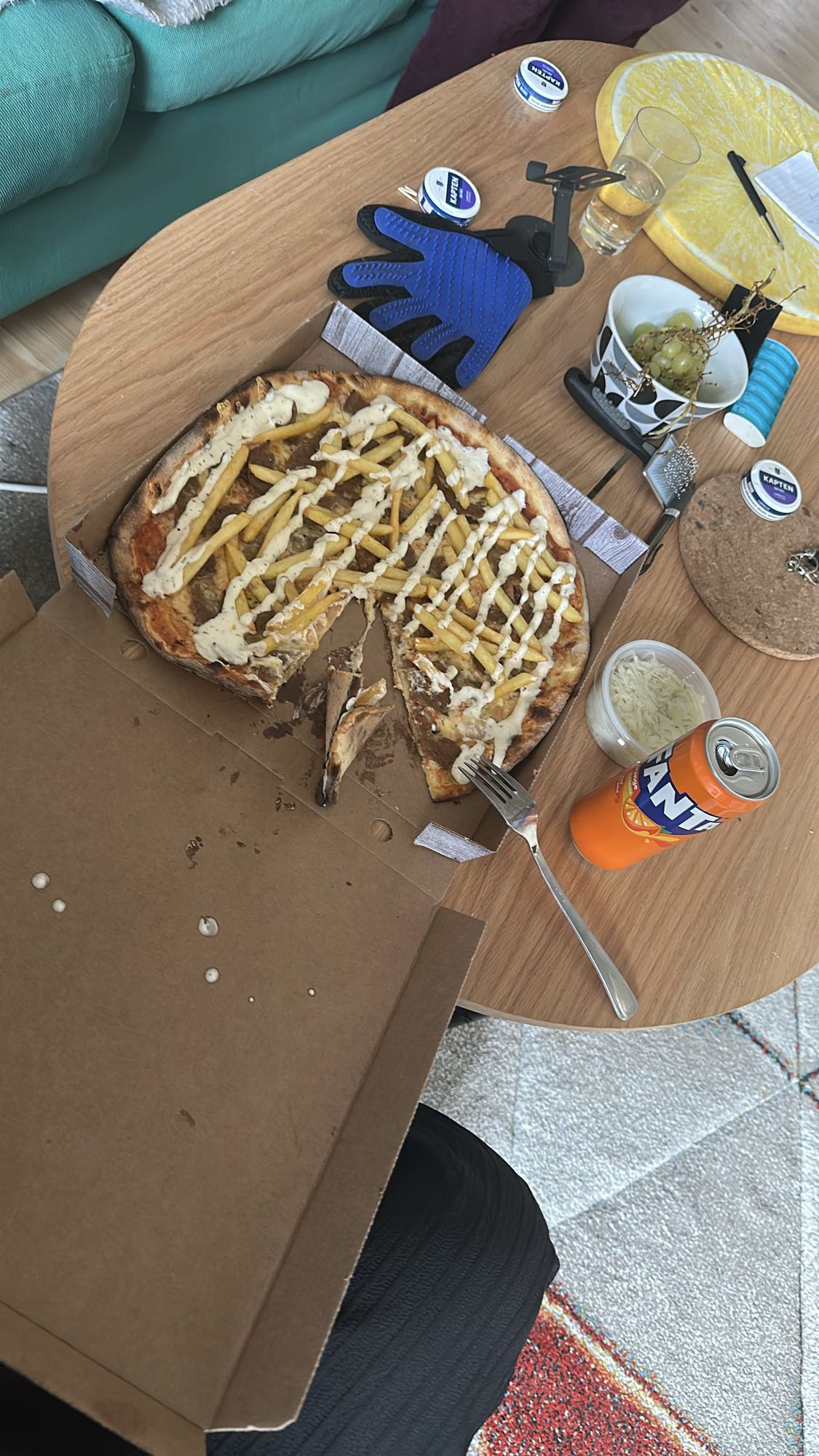 Kebabpizza med pommes