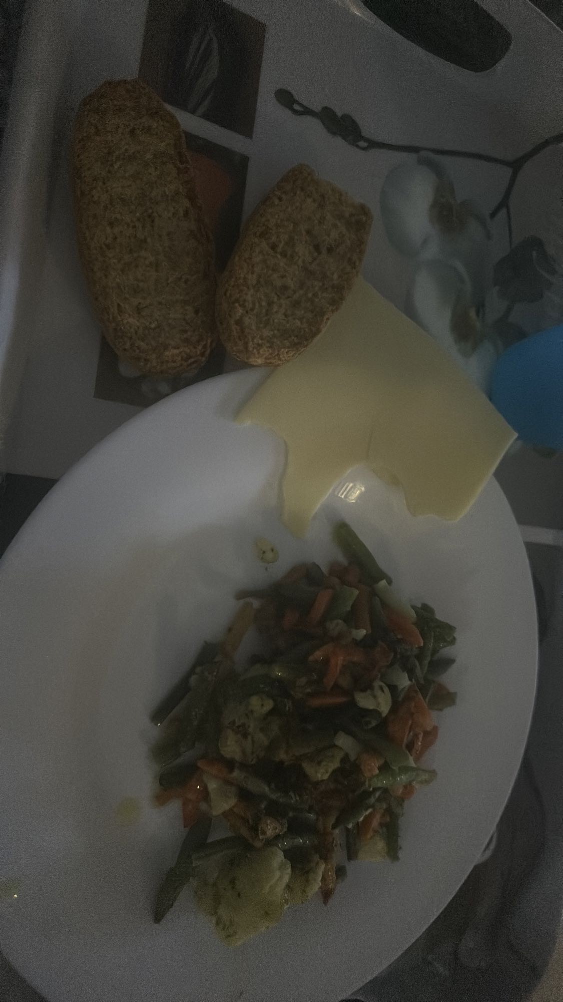 Pain, fromage et légumes