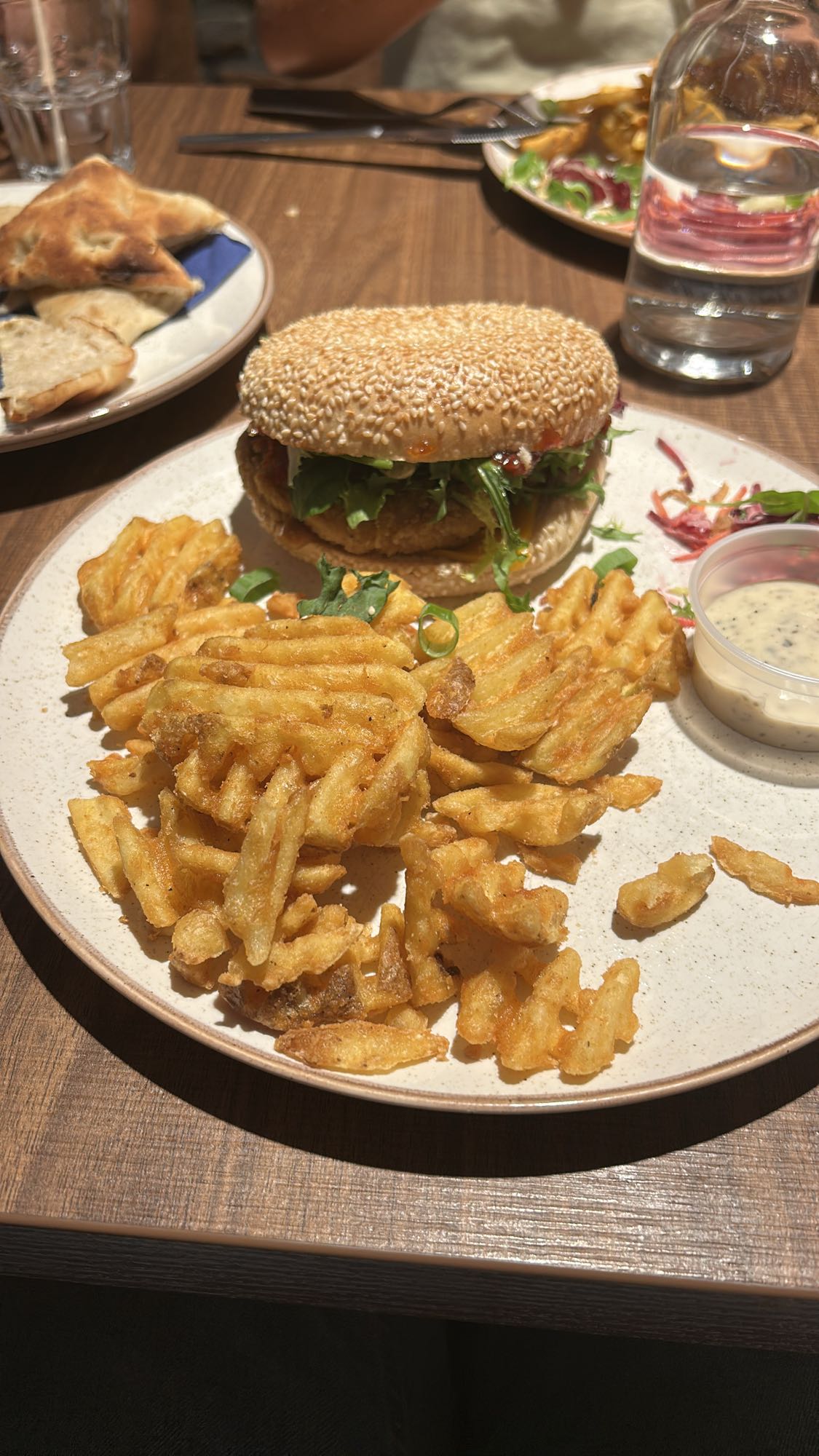 Burger et frites gaufrées
