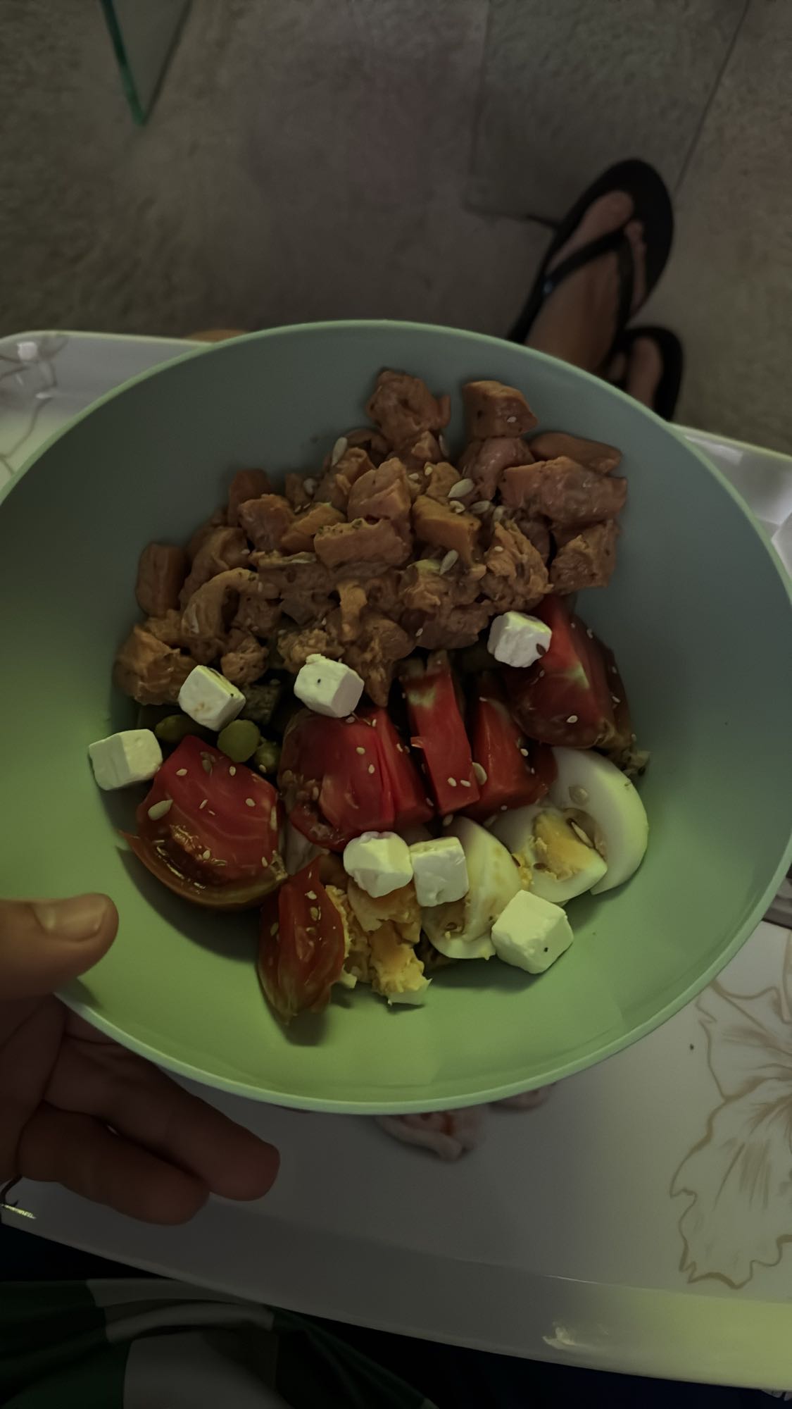 Bowl con salmón, huevo, quinoa, queso feta y tomate
