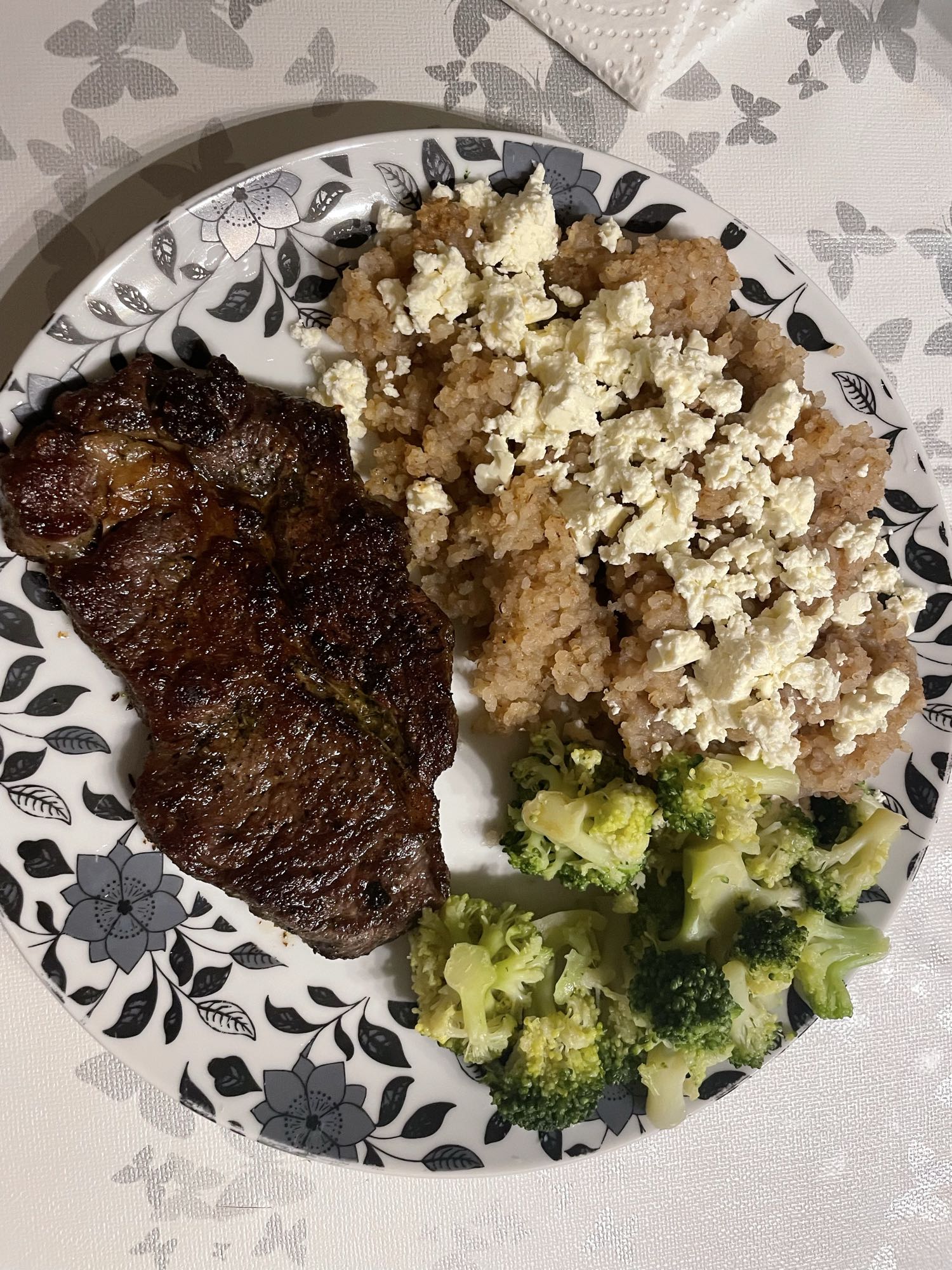 Entrecôte, Quinoa, Brokkoli, Hirtenkäse