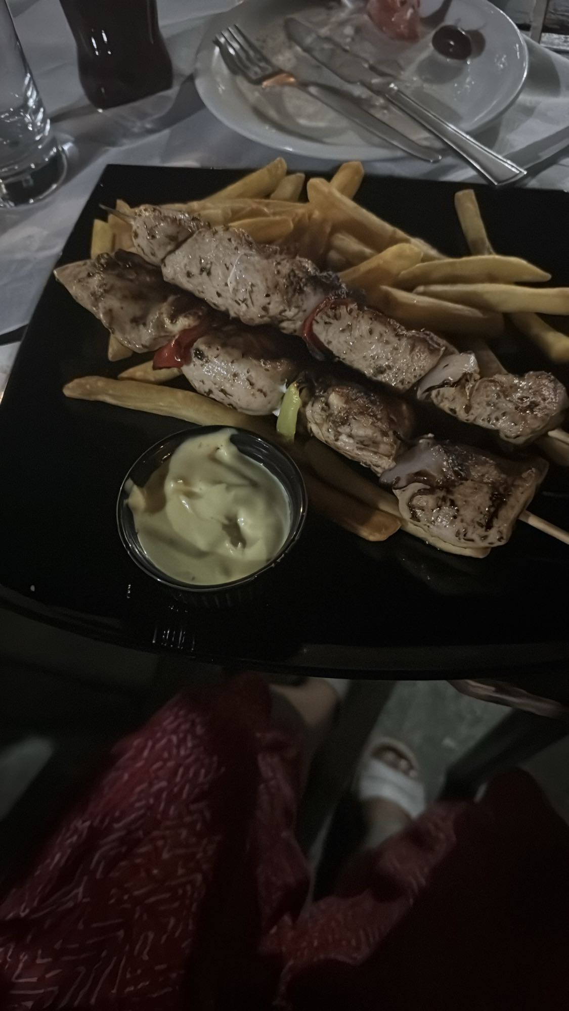 Hähnchenspieße mit Pommes