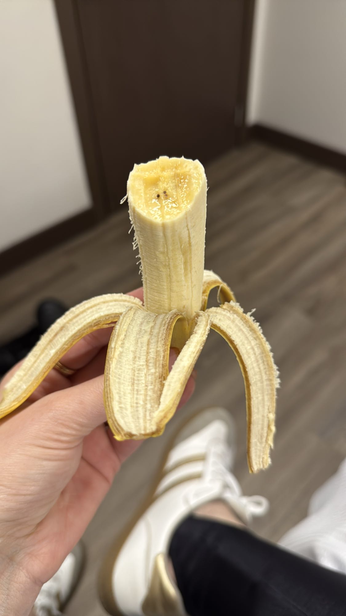 Banana média descascada