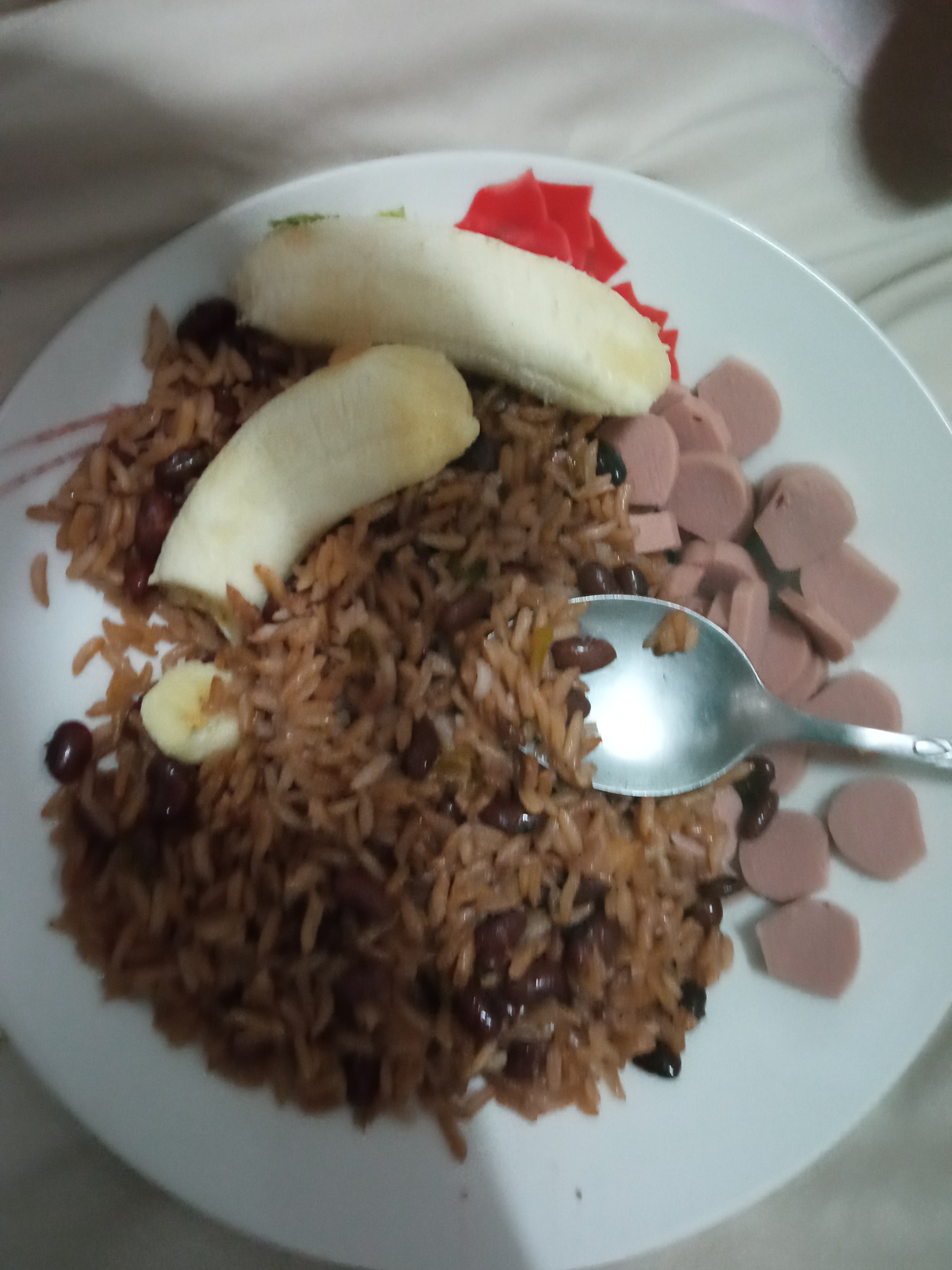 Arroz con salchicha y plátano