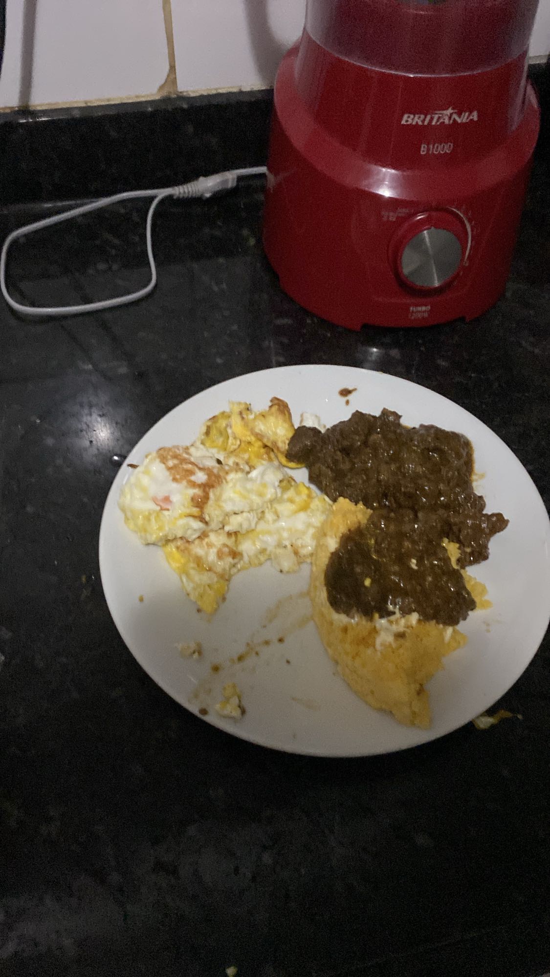 Ovos, carne e cuscuz