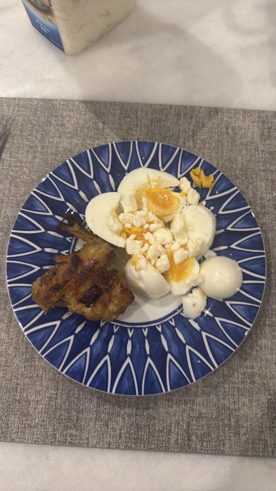 Huevos con pollo y queso