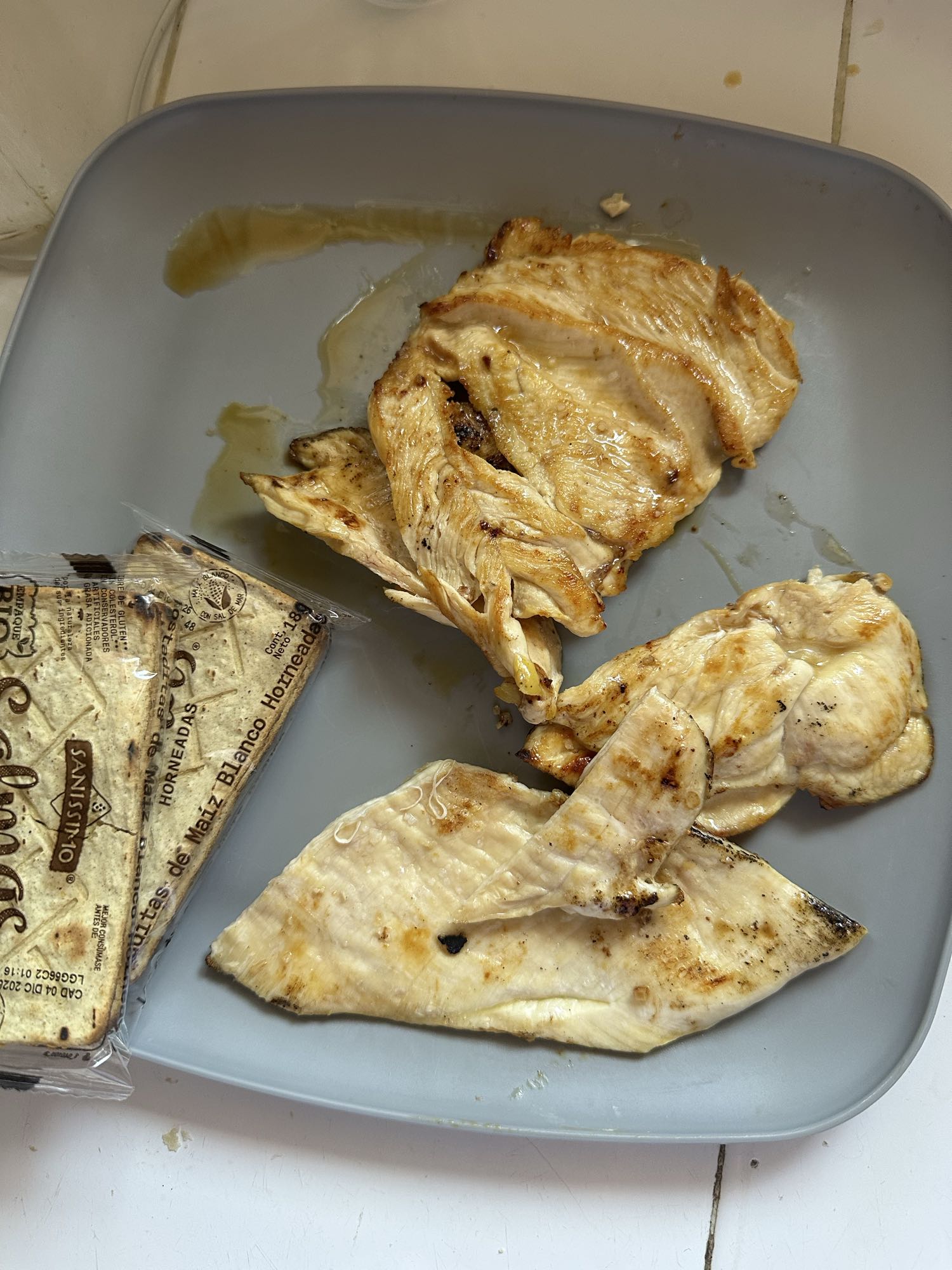 Pollo a la plancha con tostadas