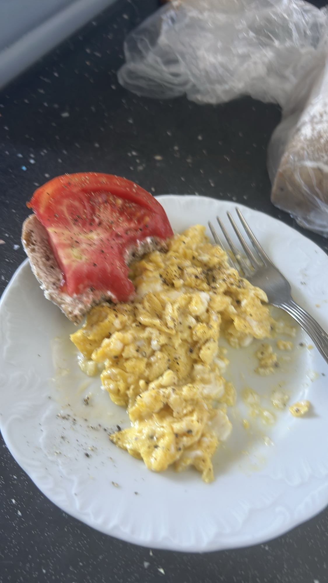 jajecznica z chlebem