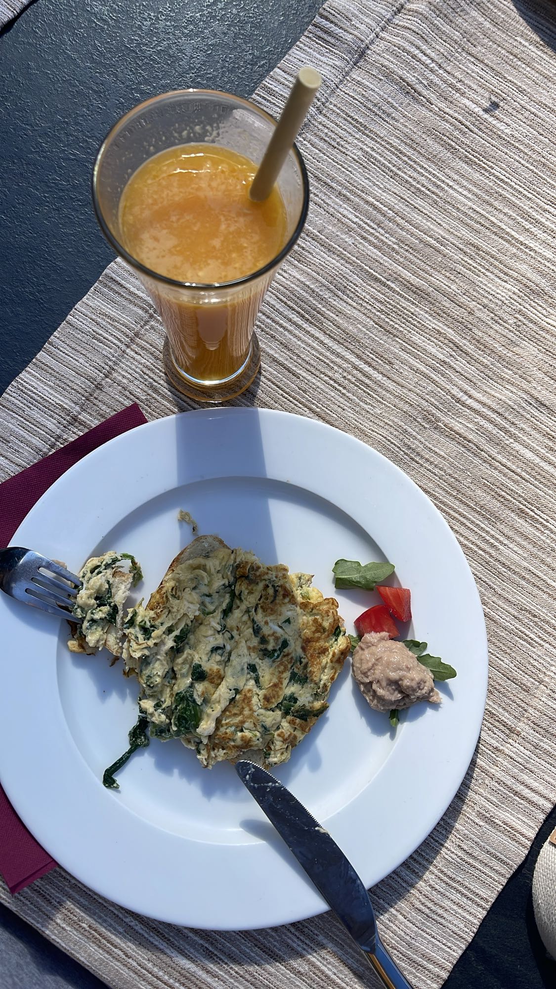 Омлет со шпинатом и сок