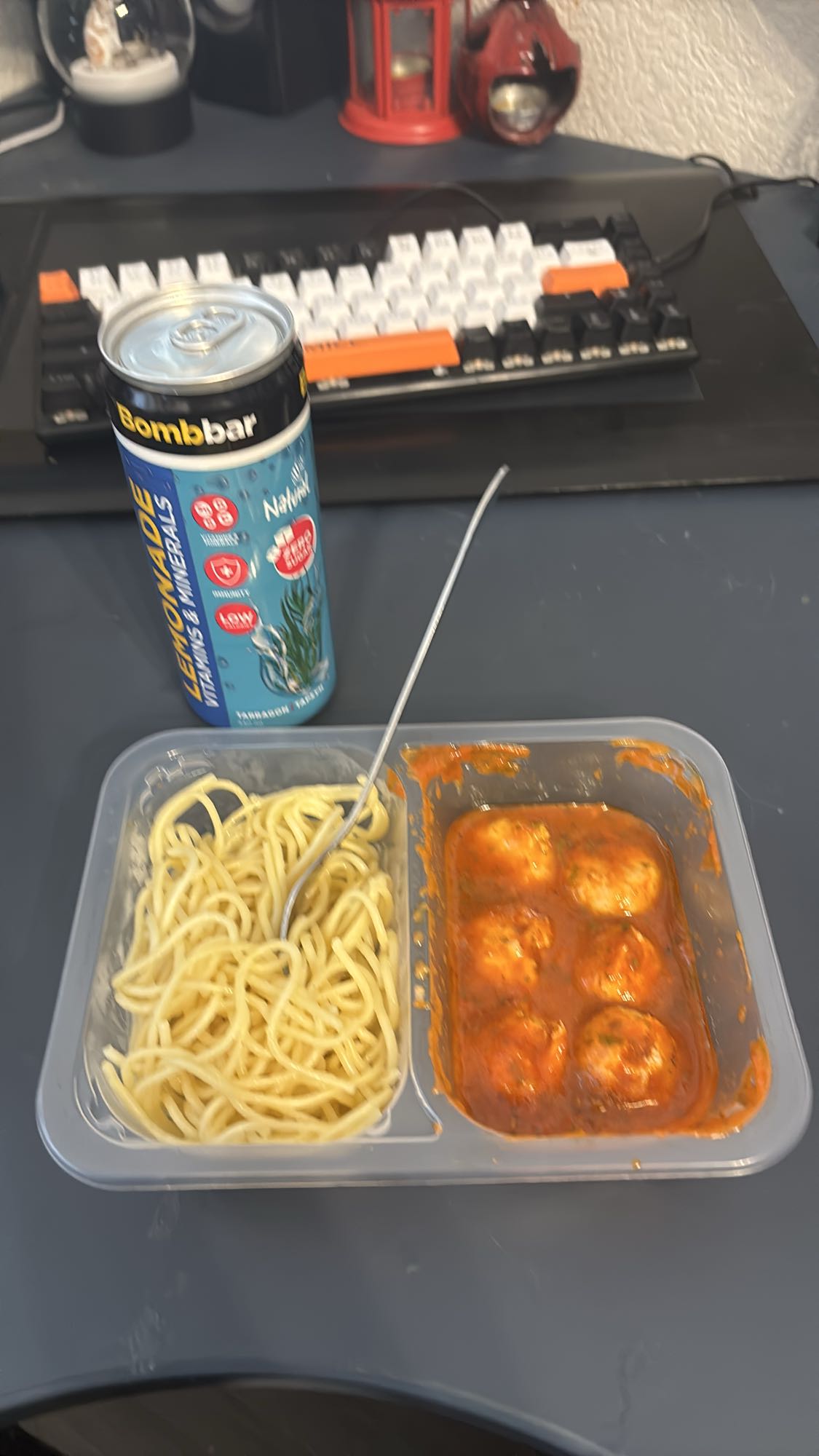 спагетти с фрикадельками и лимонад