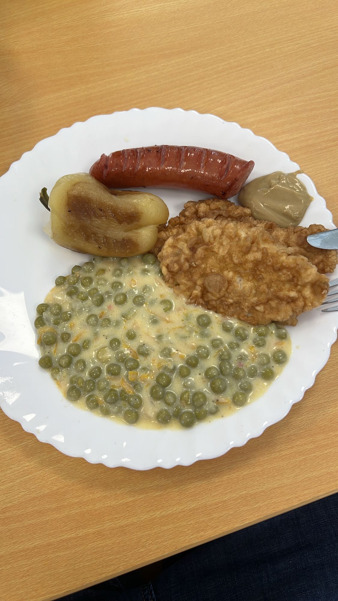 Șnițel cu mazăre și cârnați